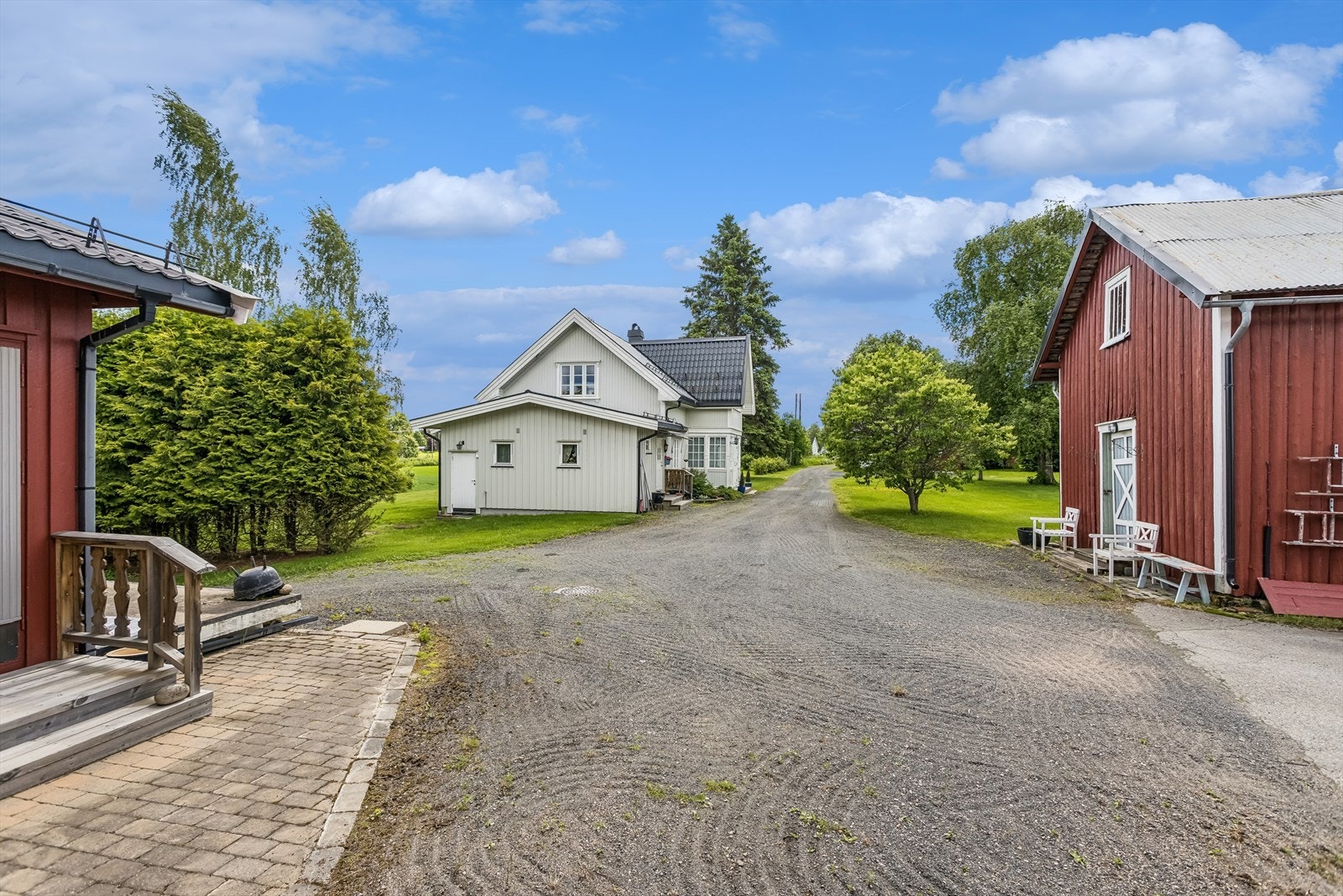 Gruset innkjøring og gårdsplass rammer inn det tradisjonsrike tunet. Galleribilde