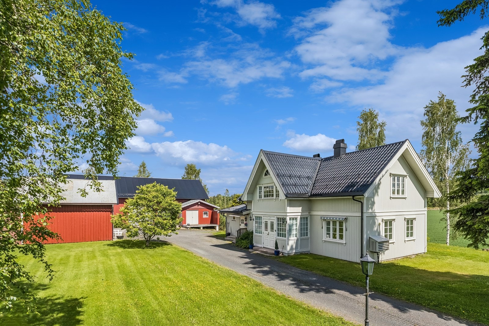 Eiendommen ligger i et åpent landskap med dyrket mark rundt. Galleribilde