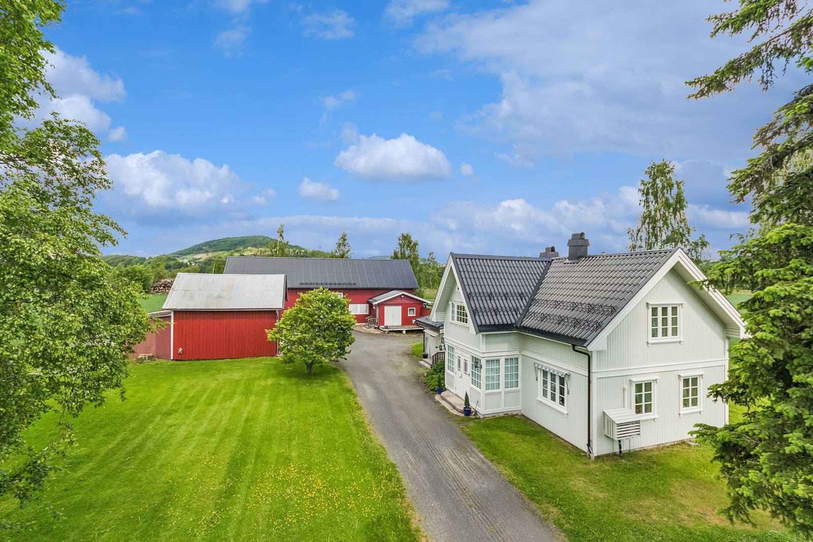 En innholdsrik eiendom med et modernisert våningshus og store driftsbygninger. Galleribilde