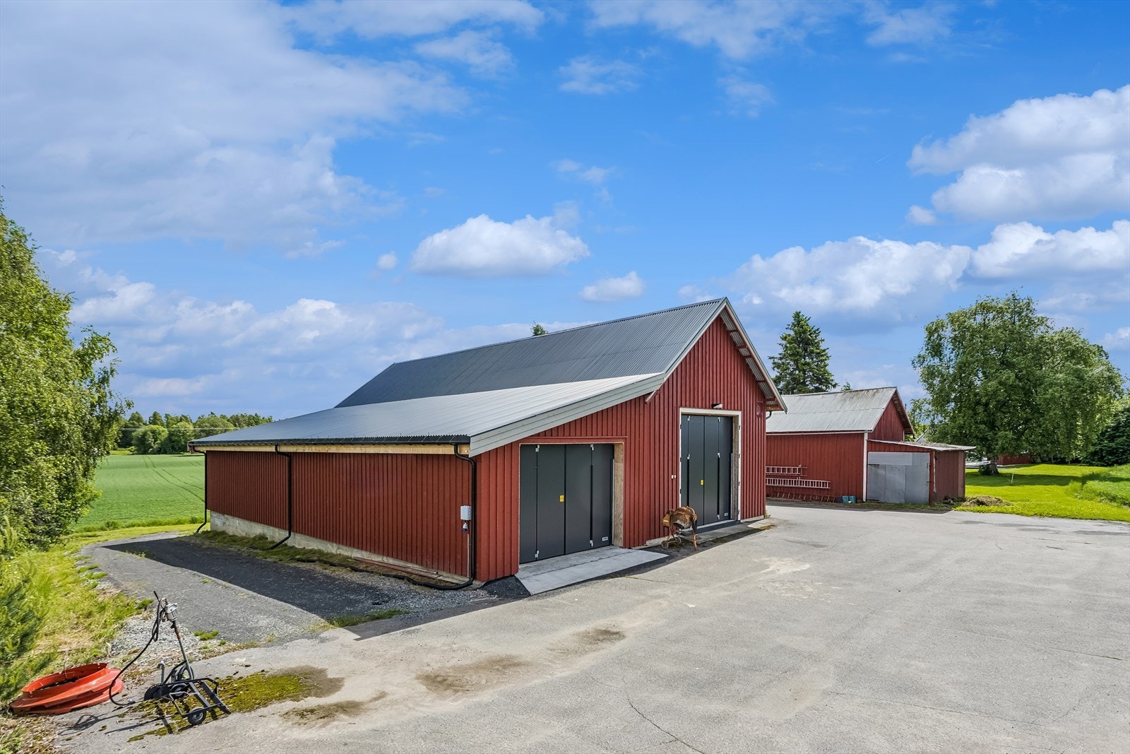 Den store driftsbygningen er på totalt 360 m² fordelt over to plan. Galleribilde