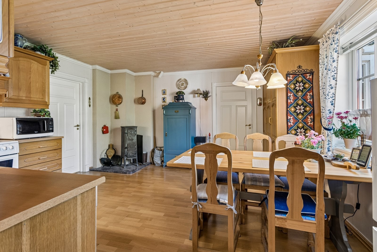 En vedovn på kjøkkenet gir både ekstra varme og en hyggelig atmosfære. Galleribilde