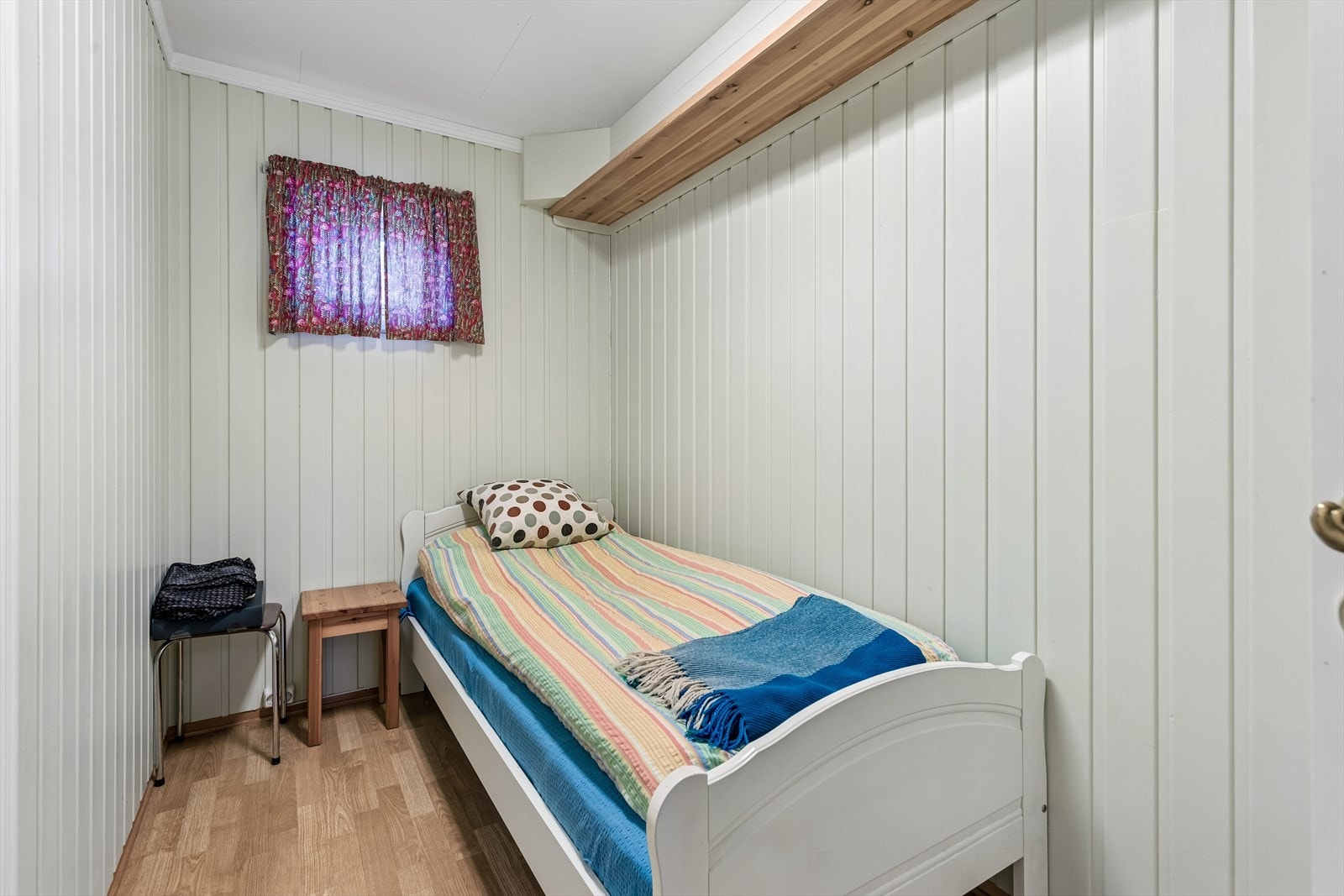 Soverom i første etasje, praktisk plassert i tilbygget fra 2016. Galleribilde
