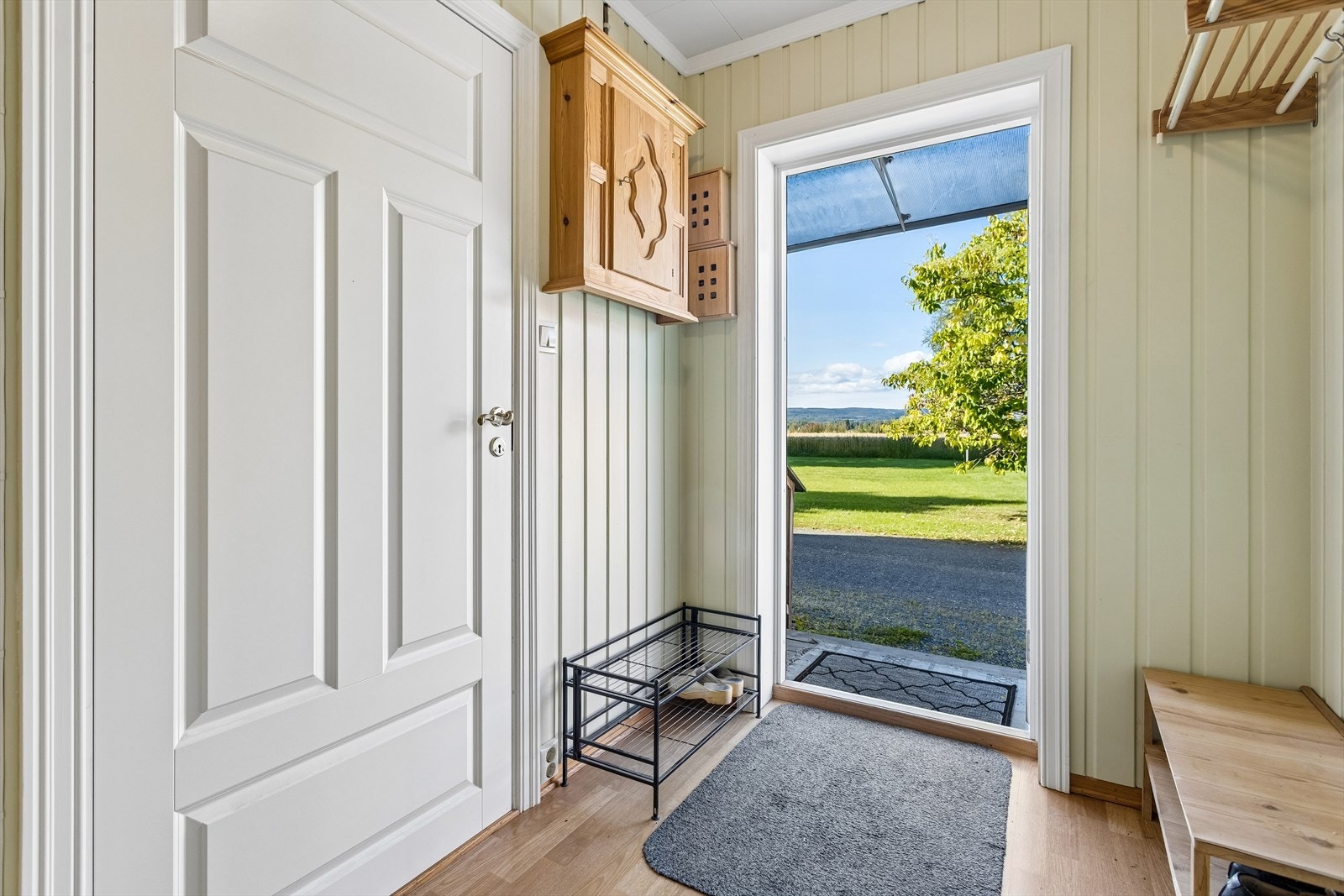 Inngangsparti i tilbygget fra 2016, med vegger kledd i malt panel. Galleribilde