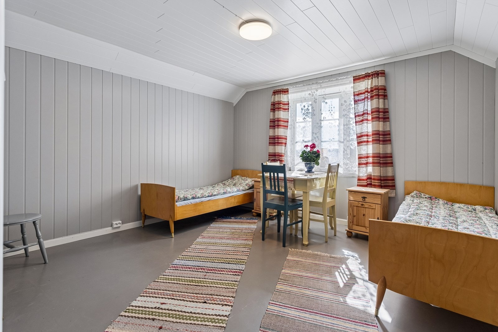 Soverommene har skråhimling og overflater som i hovedsak er fra de siste ti årene. Galleribilde