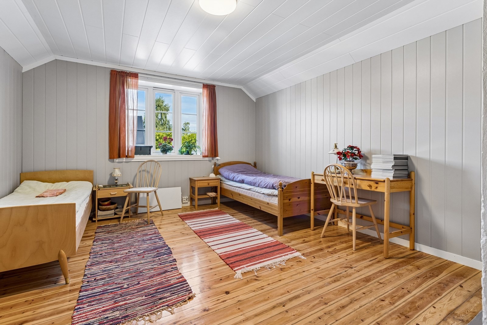 Andre etasje ble pusset opp og har to romslige soverom. Galleribilde