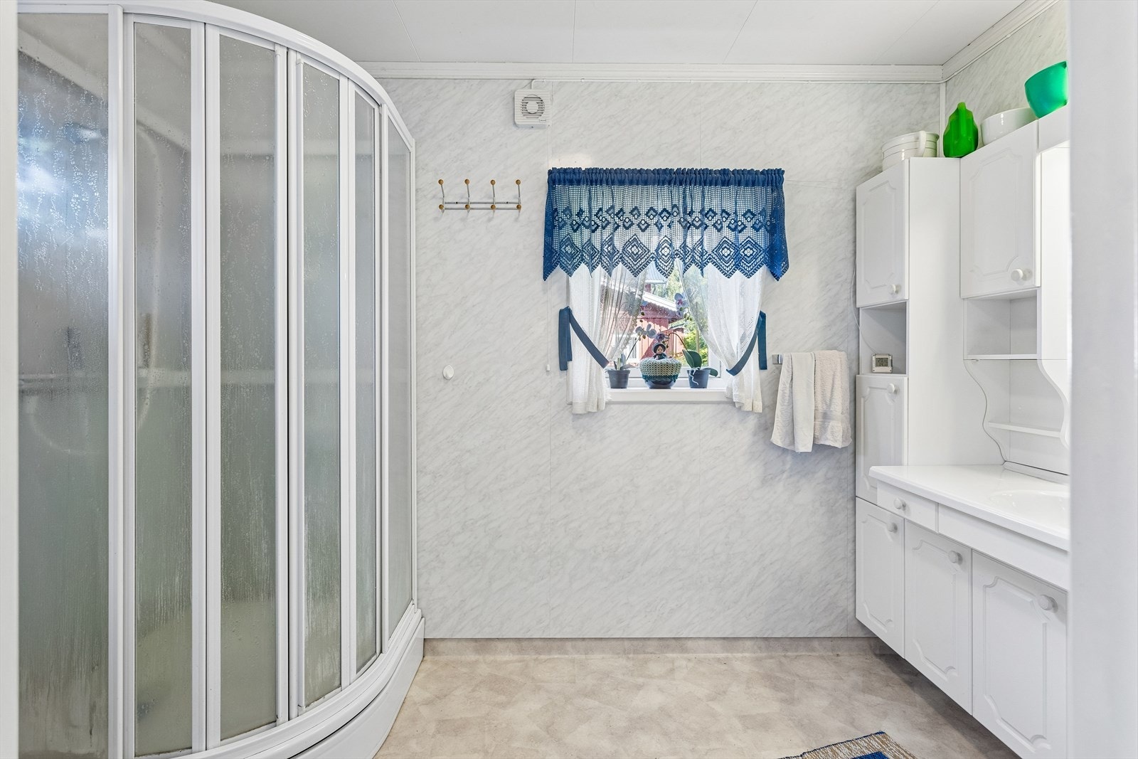 Badet i første etasje er fra 2016 og har elektrisk gulvvarme. Galleribilde