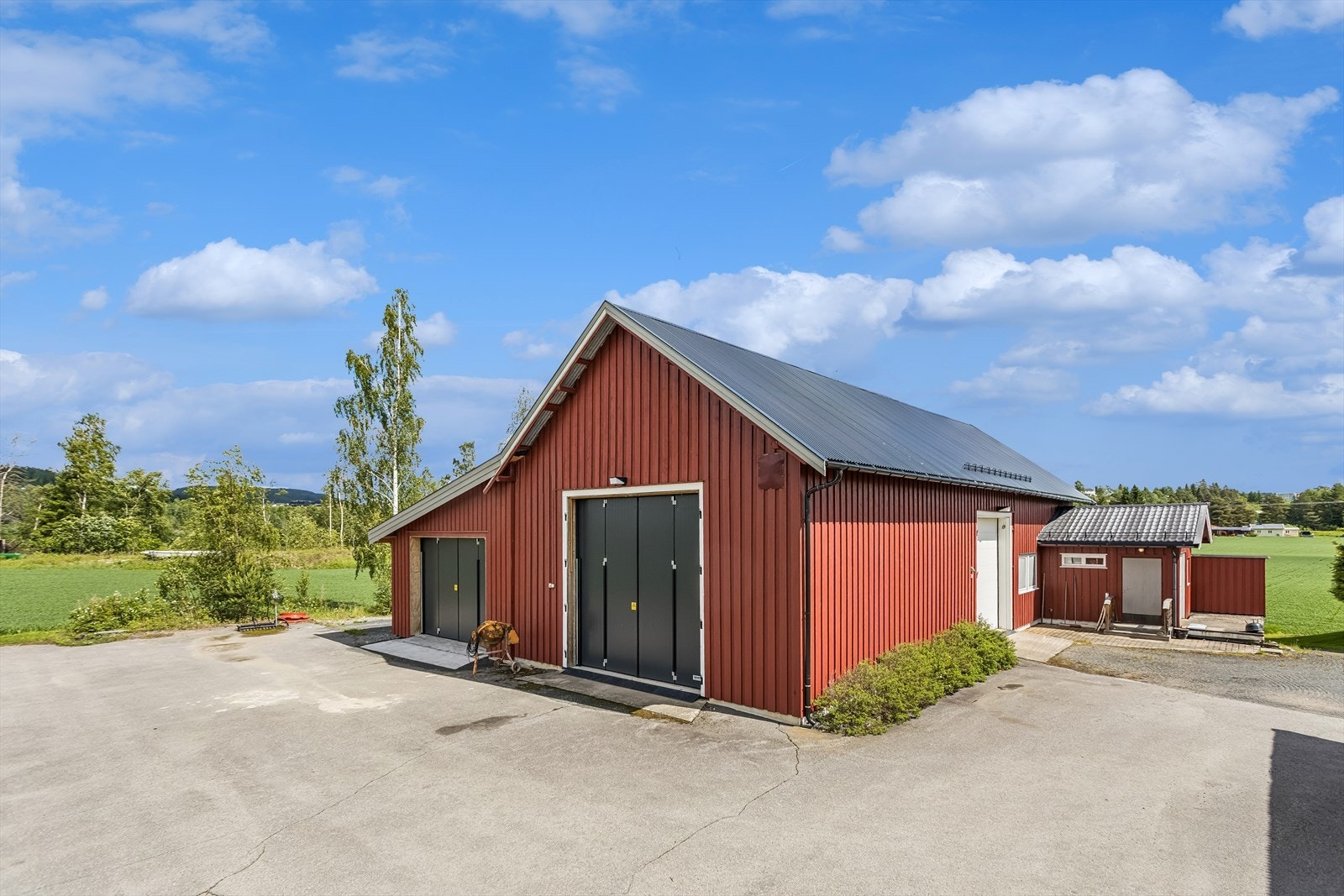 Driftsbygningen fikk nytt tak i 2024 og nye porter i 2022. Galleribilde