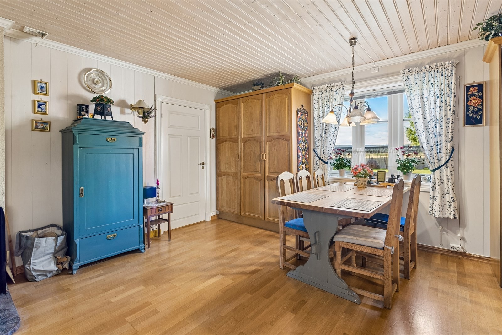 Det er god plass til en romslig spisegruppe på kjøkkenet. Galleribilde