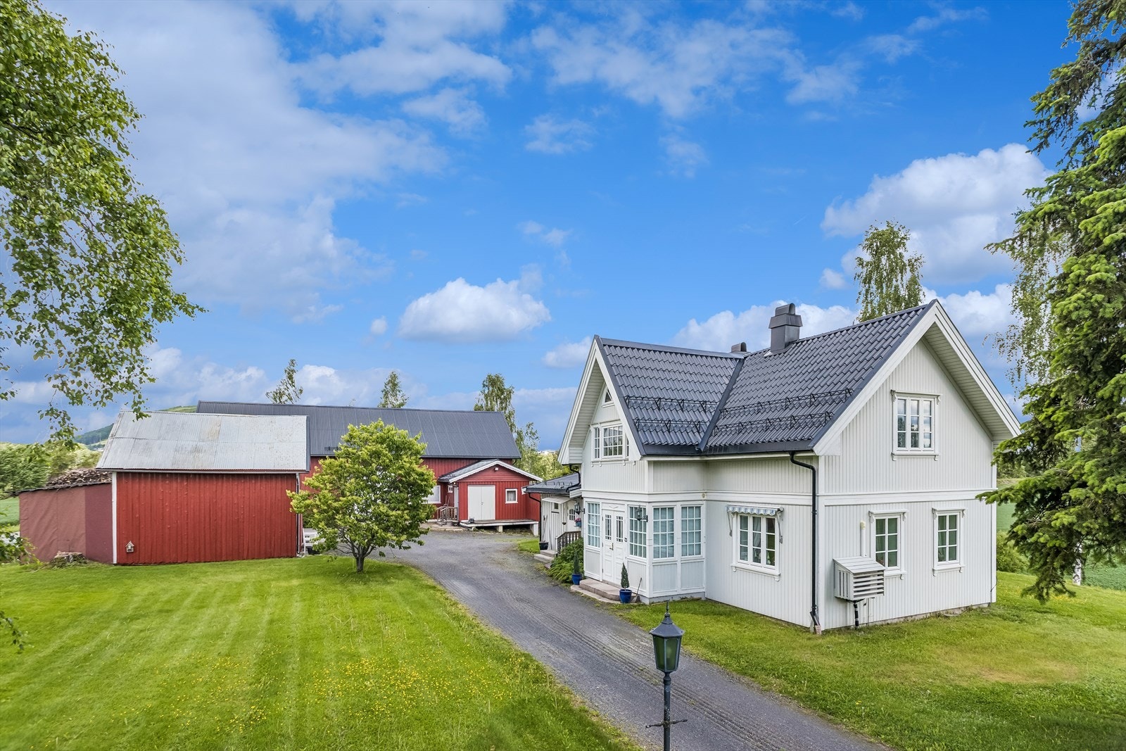 Et sjarmerende småbruk med oppgradert våningshus, låve, garasje og stabbur. Galleribilde