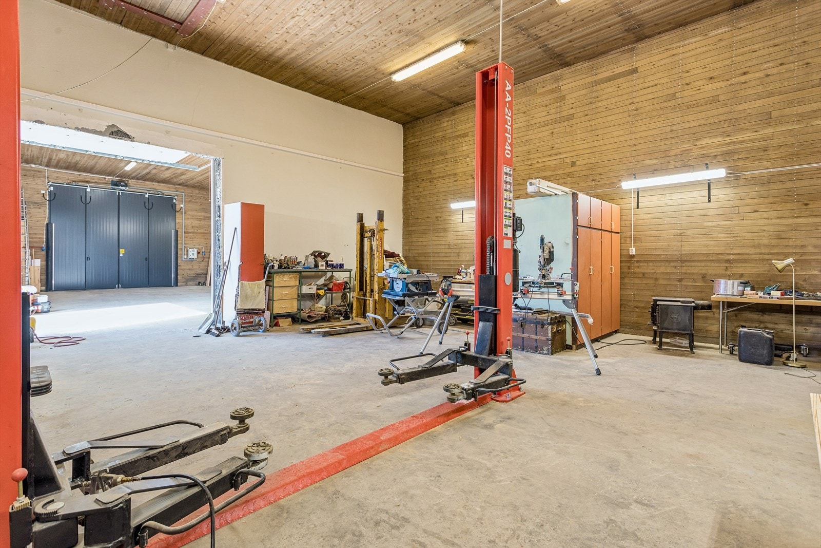 Innvendig i en av driftsbygningene er det god plass til verksted og hobby. Galleribilde