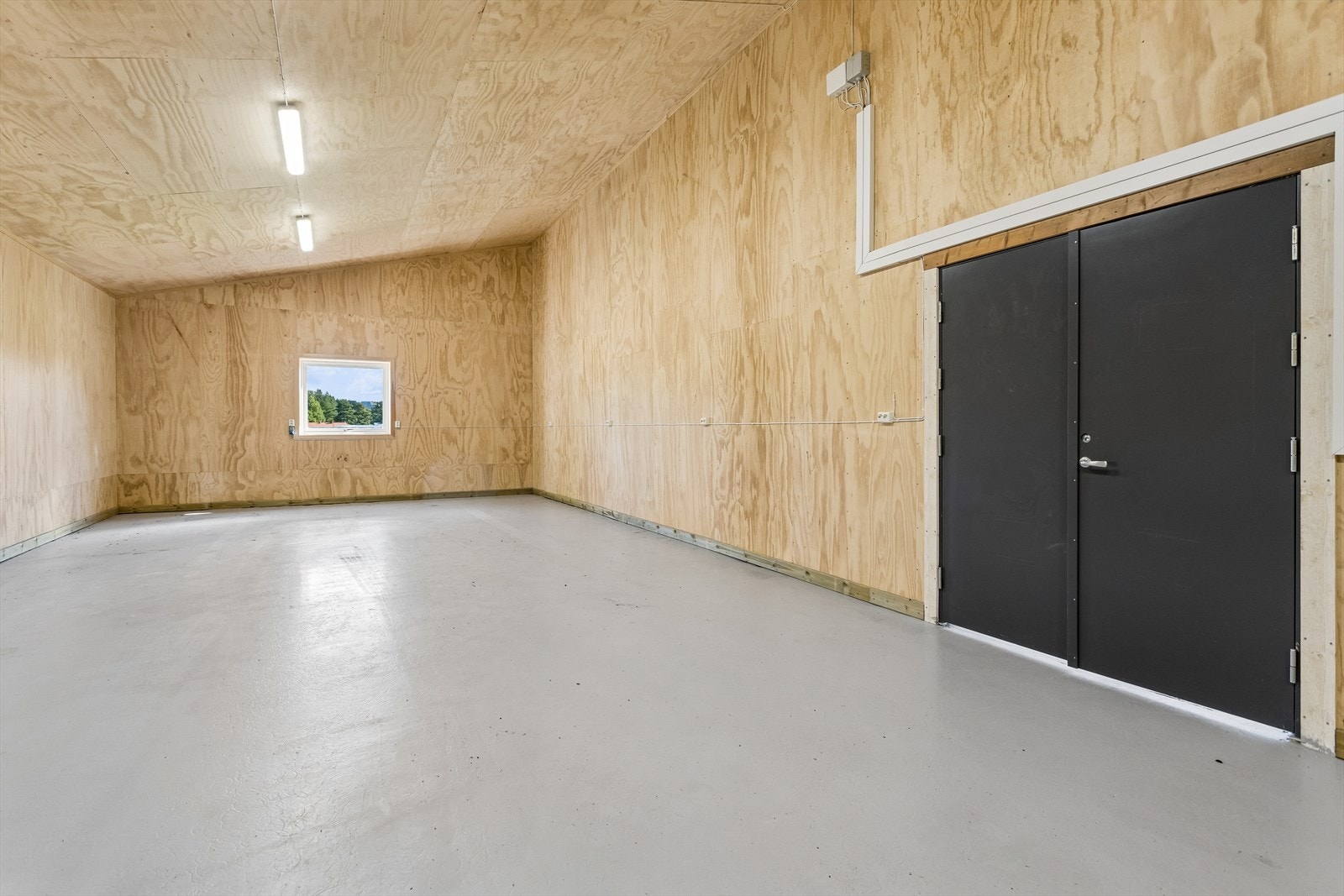 Hallen har panelkledde vegger og god belysning. Galleribilde