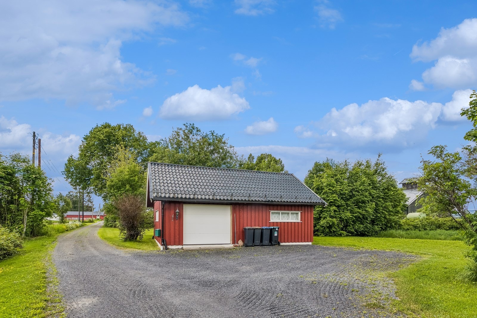 Frittstående garasje/lagerrom på 50 m² med ny port fra 2023. Galleribilde