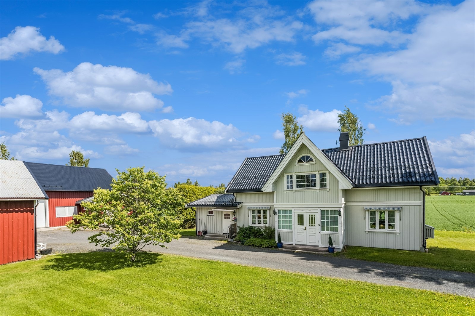 Taket på våningshuset er tekket med taksteinsprofilerte stålplater fra 2016. Galleribilde