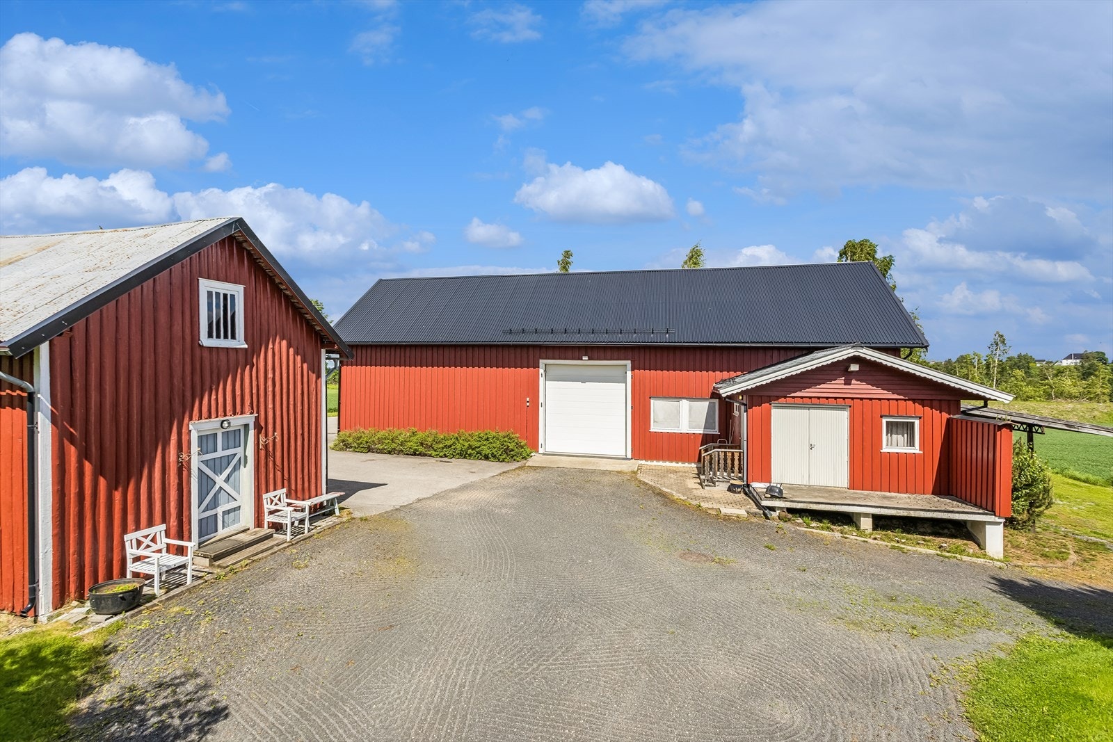 På tunet står en stor driftsbygning og et SEFRAK-registrert stabbur. Galleribilde