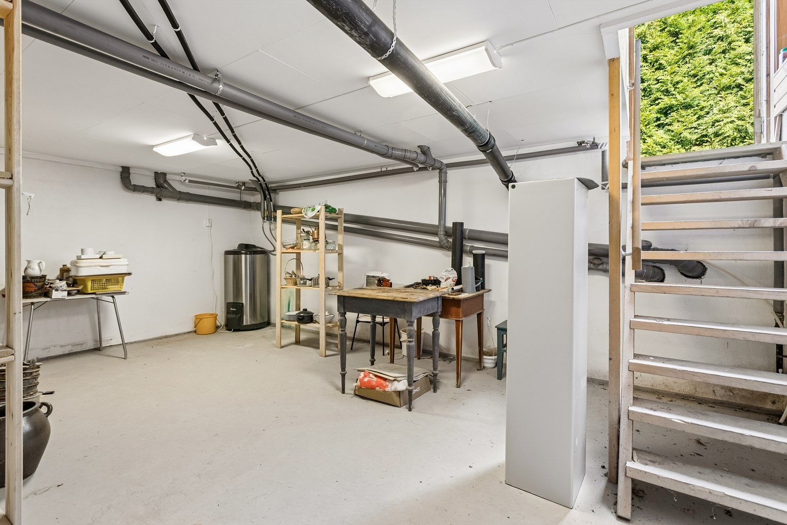 Kjeller med utvendig adkomst. Varmtvannsbereder på ca. 200 liter fra 2019. Galleribilde