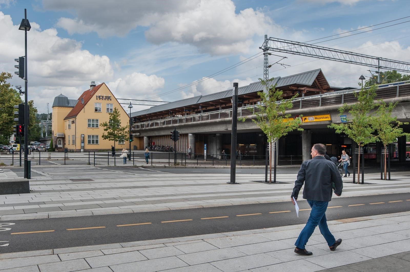 Skøyen er et kollektivt knutepunkt med hyppige avganger av buss, tog og trikk. Fra Skøyen stasjon går også flytoget. Galleribilde