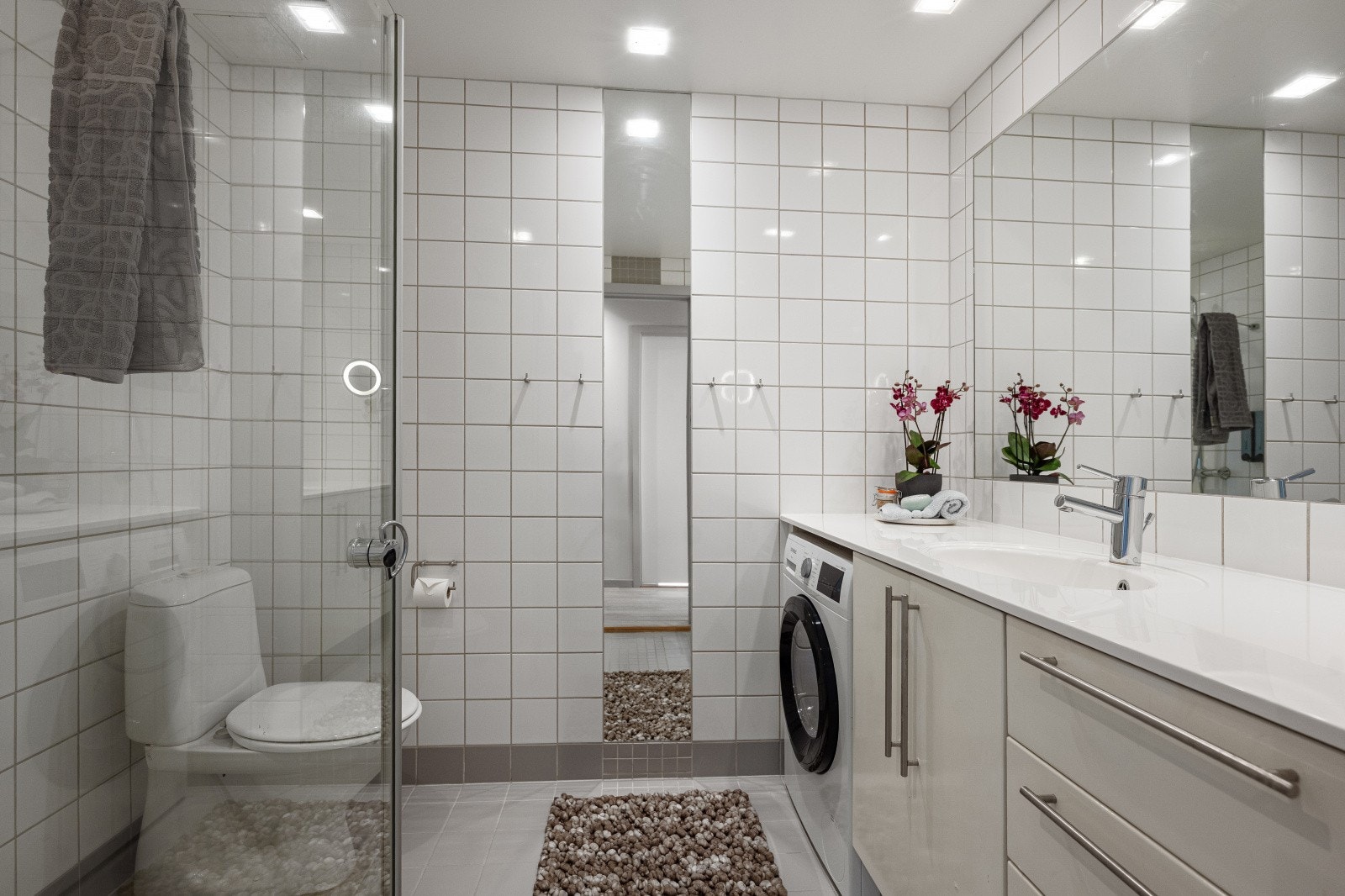 Badet er flislagt med varmekabler i gulvet. Galleribilde