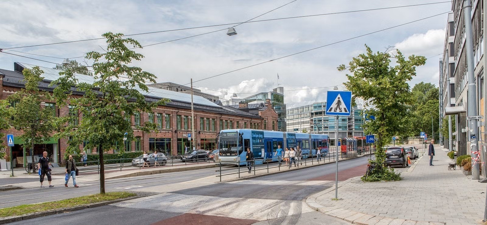 Det er kun 4 minutters gange til buss og trikk på Thune. Trikk nr. 13 og flere bussforbindelser. Nærhet til kommende Fornebubanens stopp, som er i anmarsj. Galleribilde
