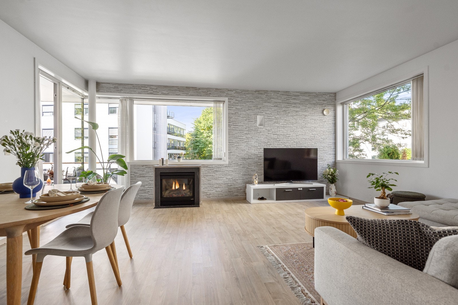 I stuen er det en gasspeis som sørger for en harmonisk følelse. Galleribilde