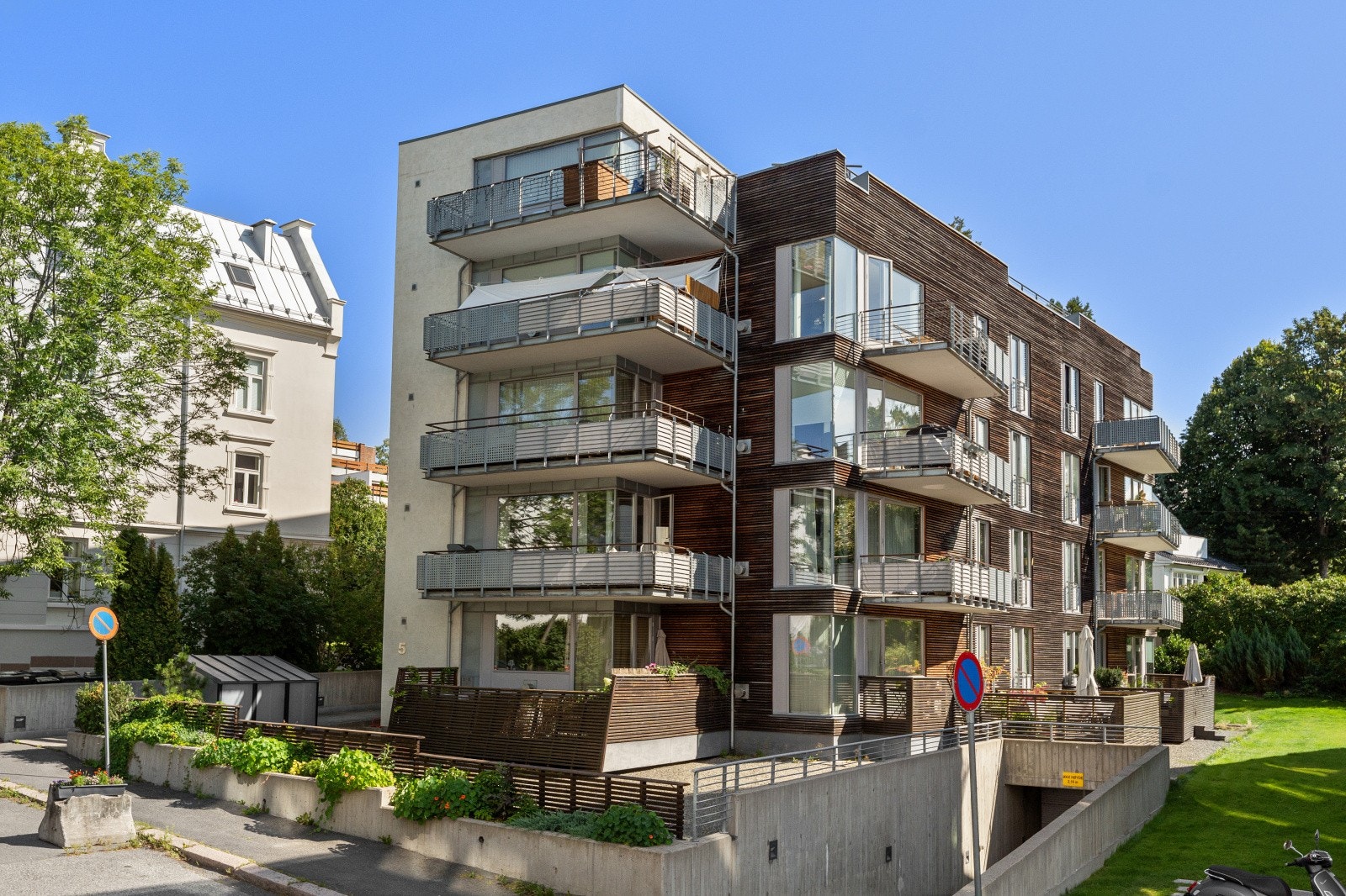 Moderne og velholdt boligbygg fra 2004, med heis som gir enkel adkomst til leiligheten. Galleribilde