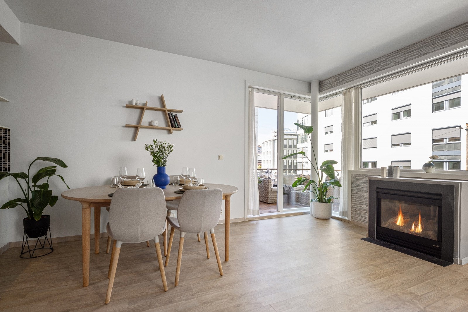 Stuen er et pent rom som får rikelig med naturlig lysinnslipp fra store vindusflater. Galleribilde