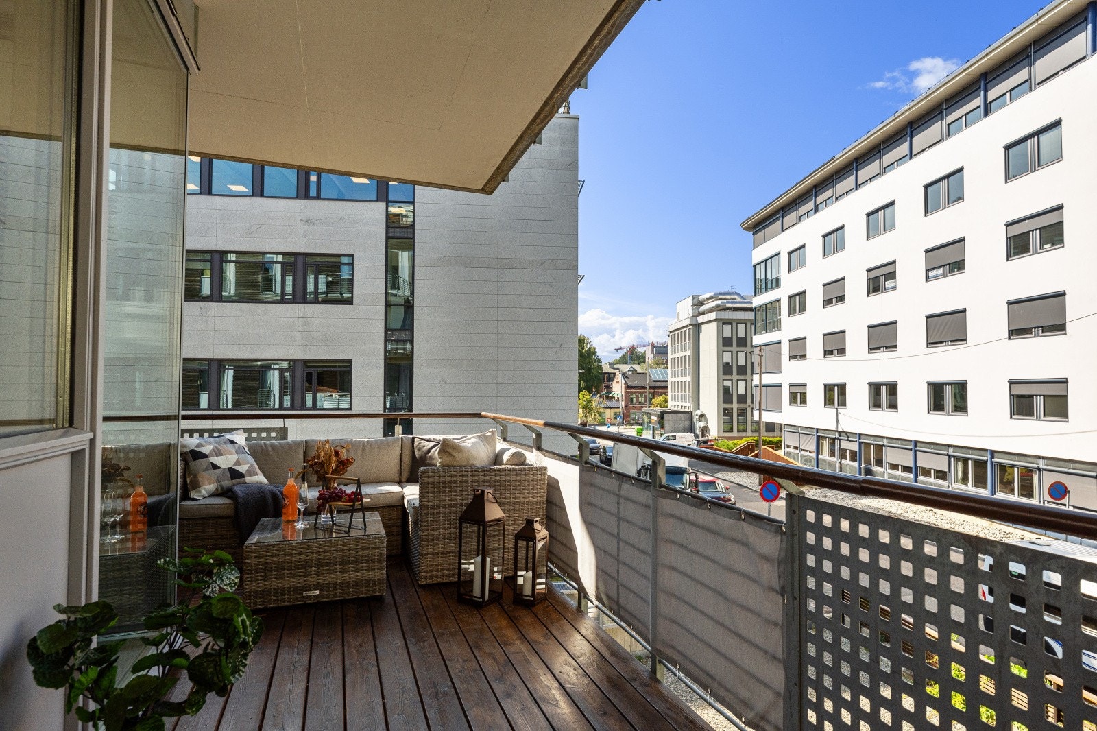 Balkongen er luftig med god plass til sittegruppe. Galleribilde