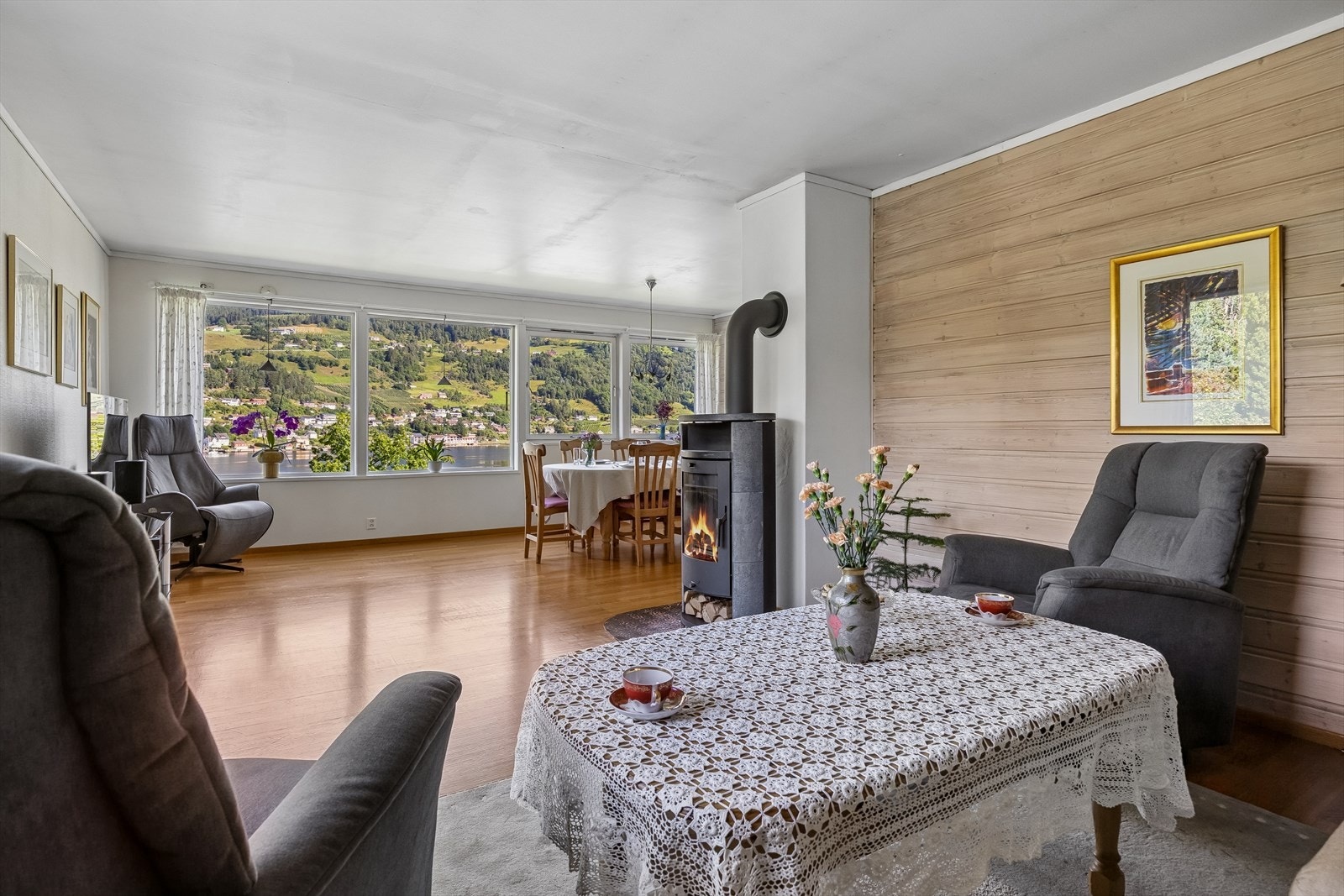 Romslig og fin stue. Moderne vedovn og vinduer er skiftet. Galleribilde