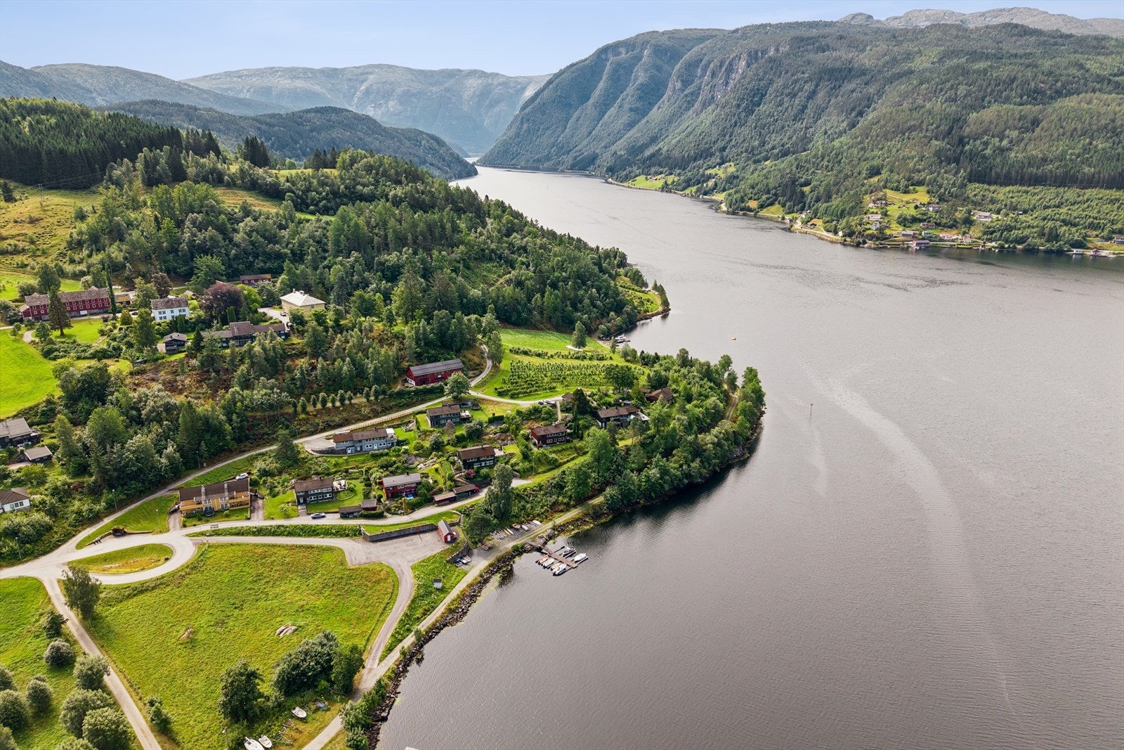 Flott område i Ulvik. Marina og muligheter for bading. Galleribilde