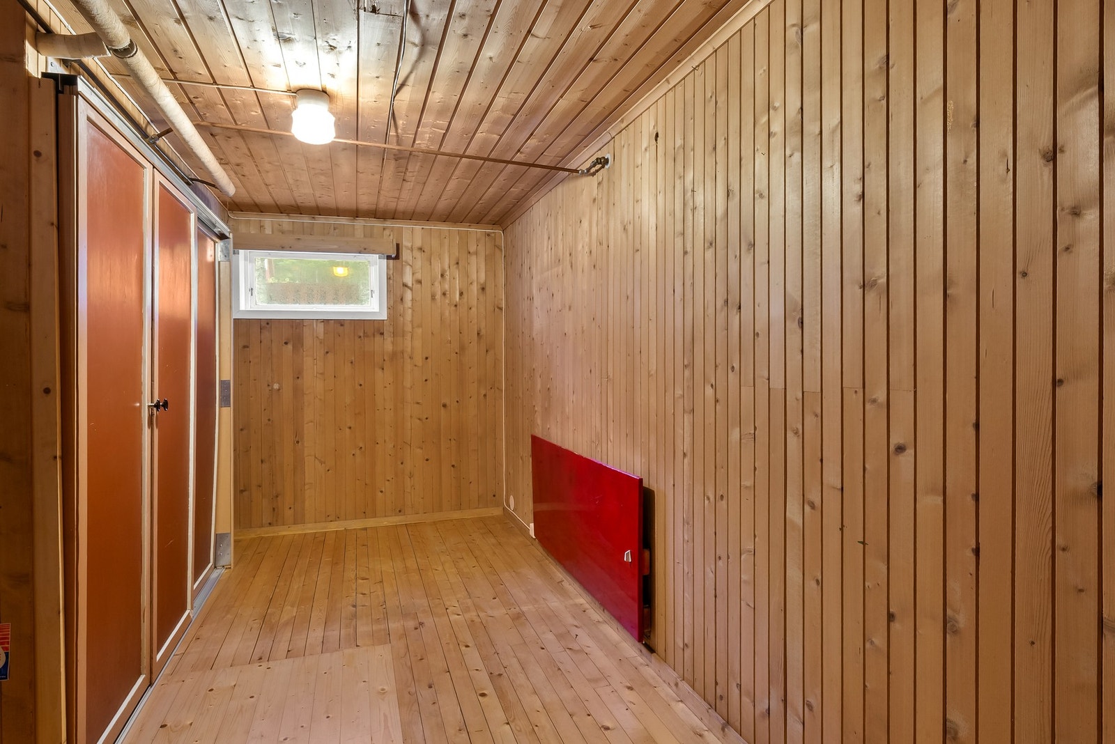 Rikelig med lagrinsplass med flere boder i kjelleren Galleribilde