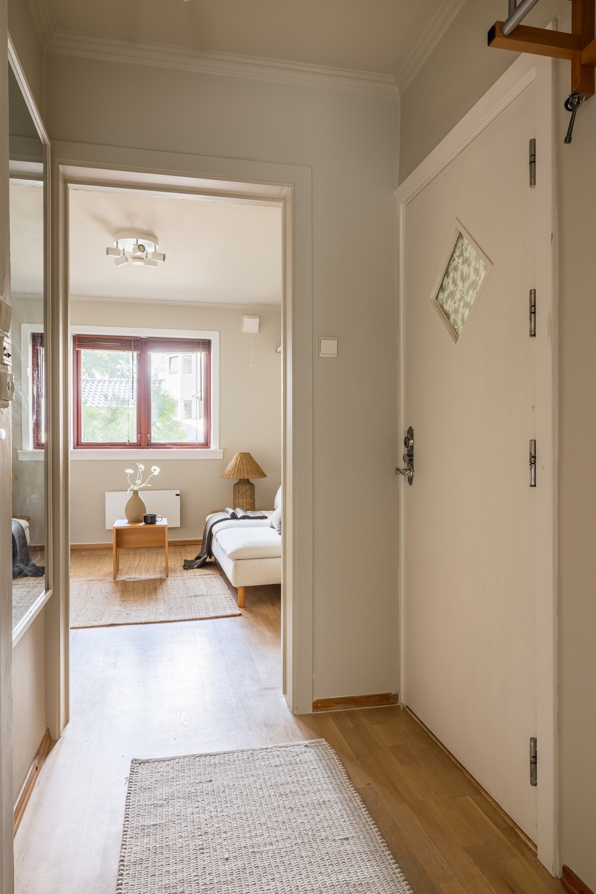 Det er god plass til å henge fra seg yttertøy i entré. Galleribilde