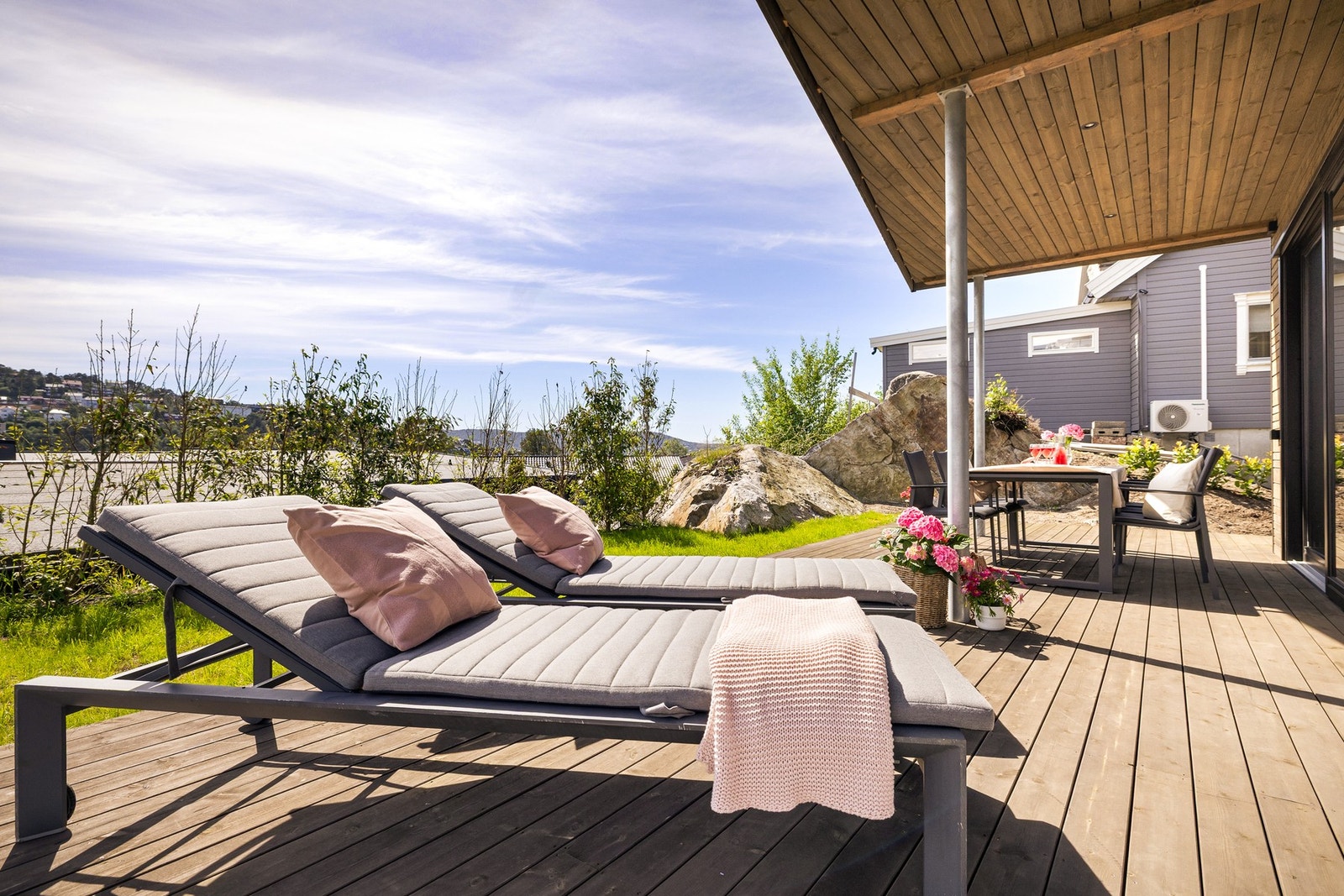 Det er ca. 100 kvm terrasseareal fordelt på tre forskjellige terrasser. Galleribilde