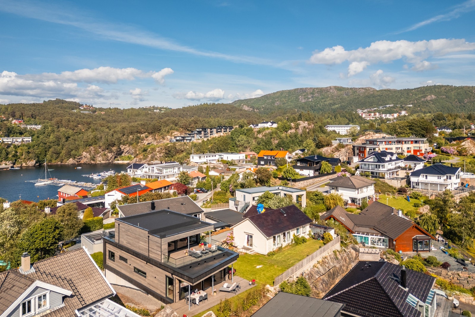 Her bor man i rolige, maritime omgivelser, kun 15-20 min kjøring fra Bergen sentrum. Galleribilde