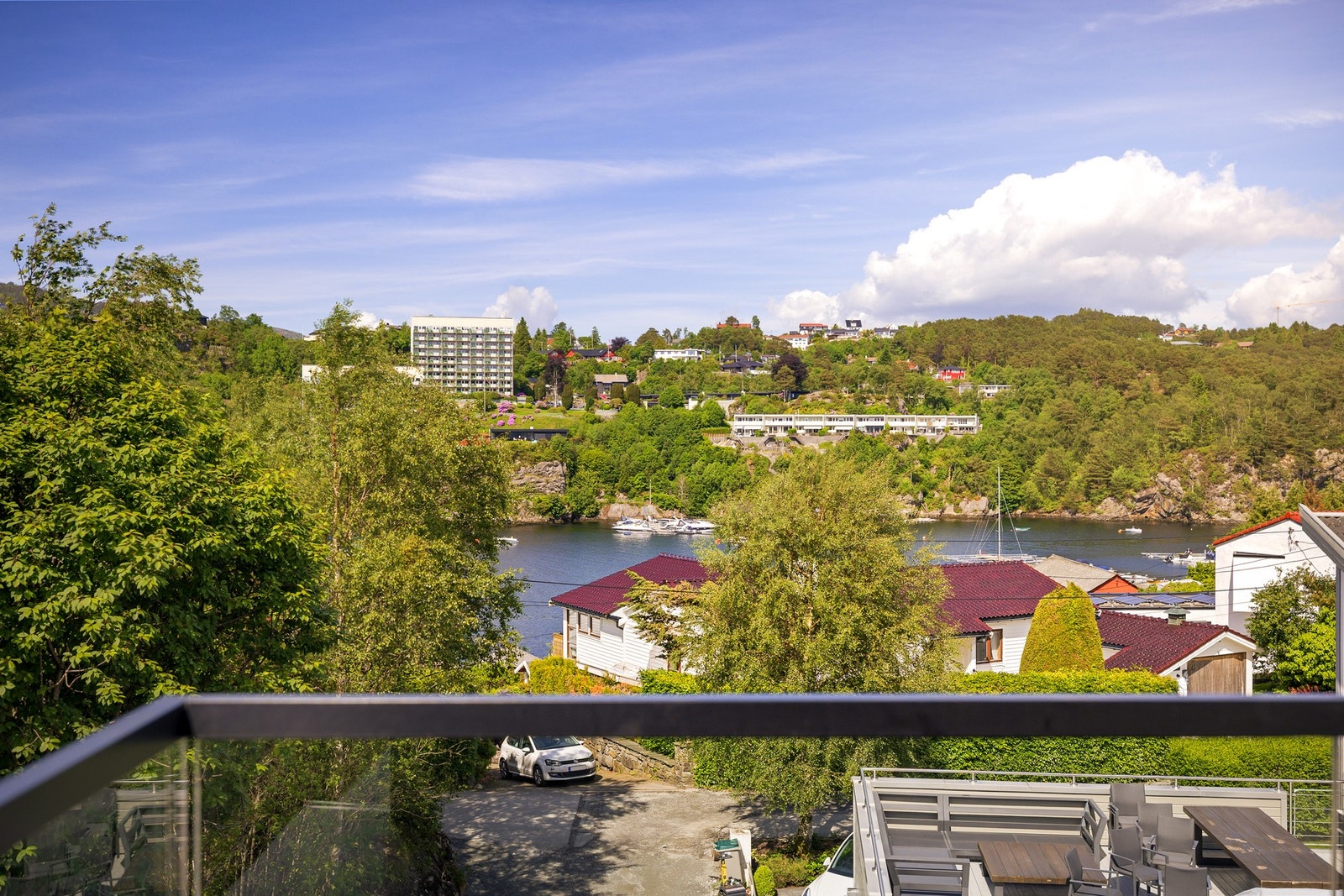 Utsikt mot Åstveitvågen fra terrassen. Galleribilde