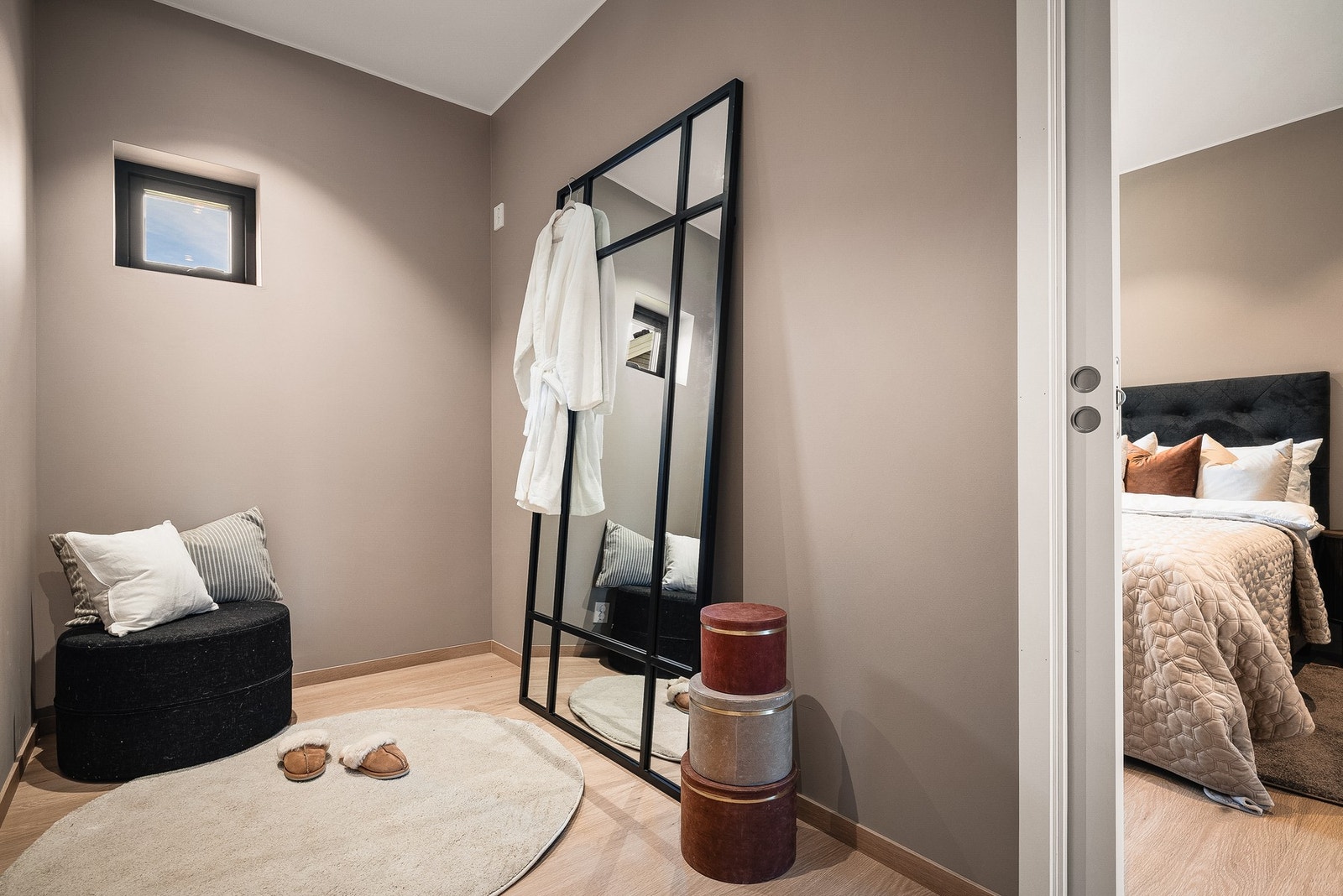 I tilknytning til hovedsoverommet er det en romslig walk-in garderobe. Galleribilde
