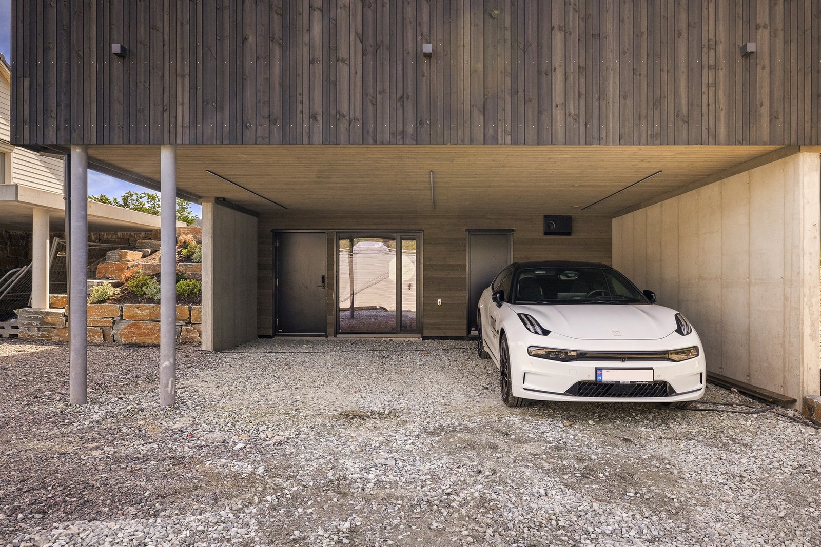 Parkering skjer i boligens dobble carport. Galleribilde