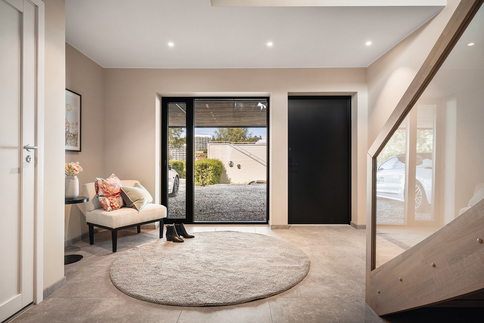 Her får man umiddelbart et godt førsteinntrykk, med en romslig hall på hele 17,6 kvm. Galleribilde