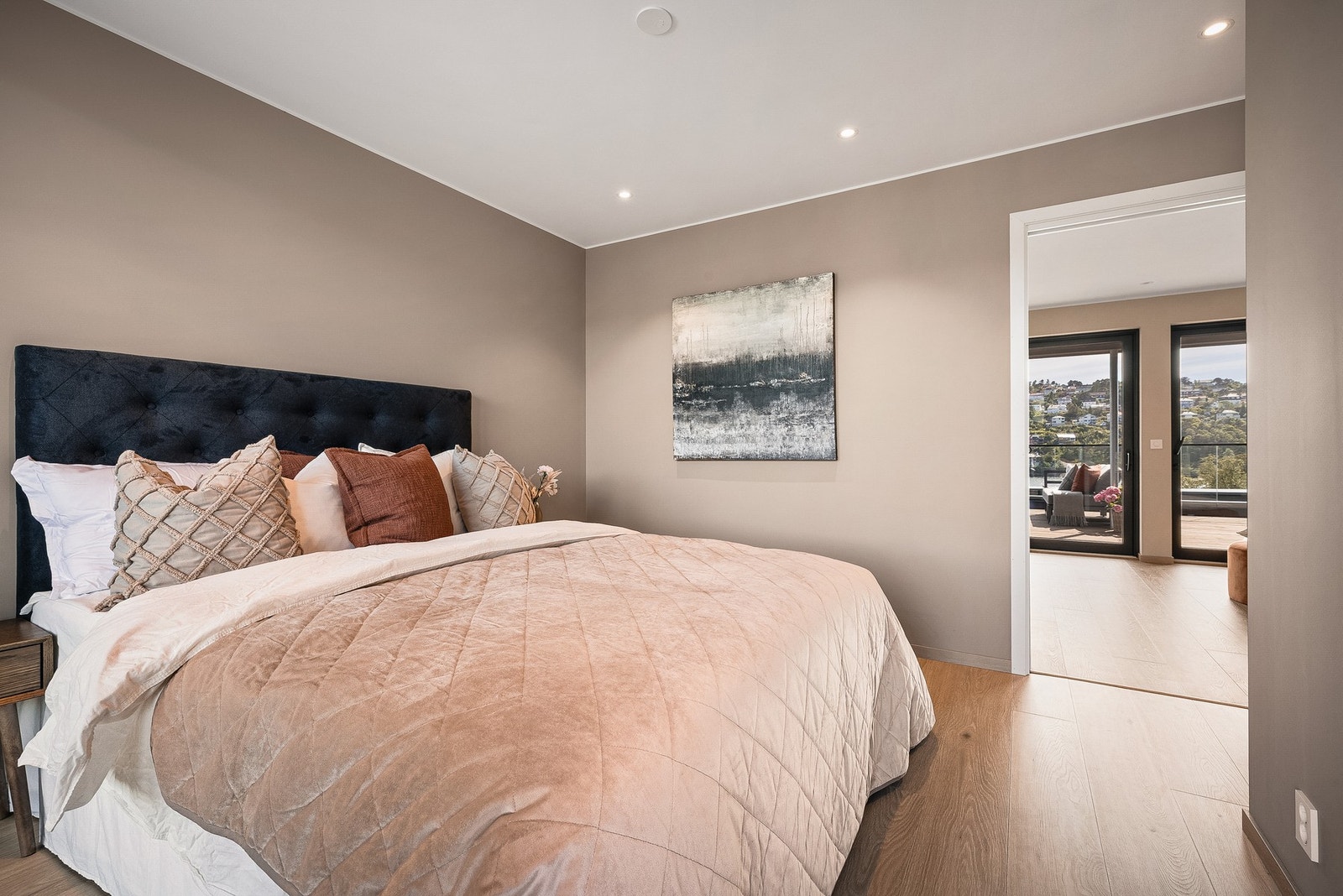 I denne etasjen er det et alternativ mastersuite med et romslig soverom, walk-in og en-suite bad. Galleribilde