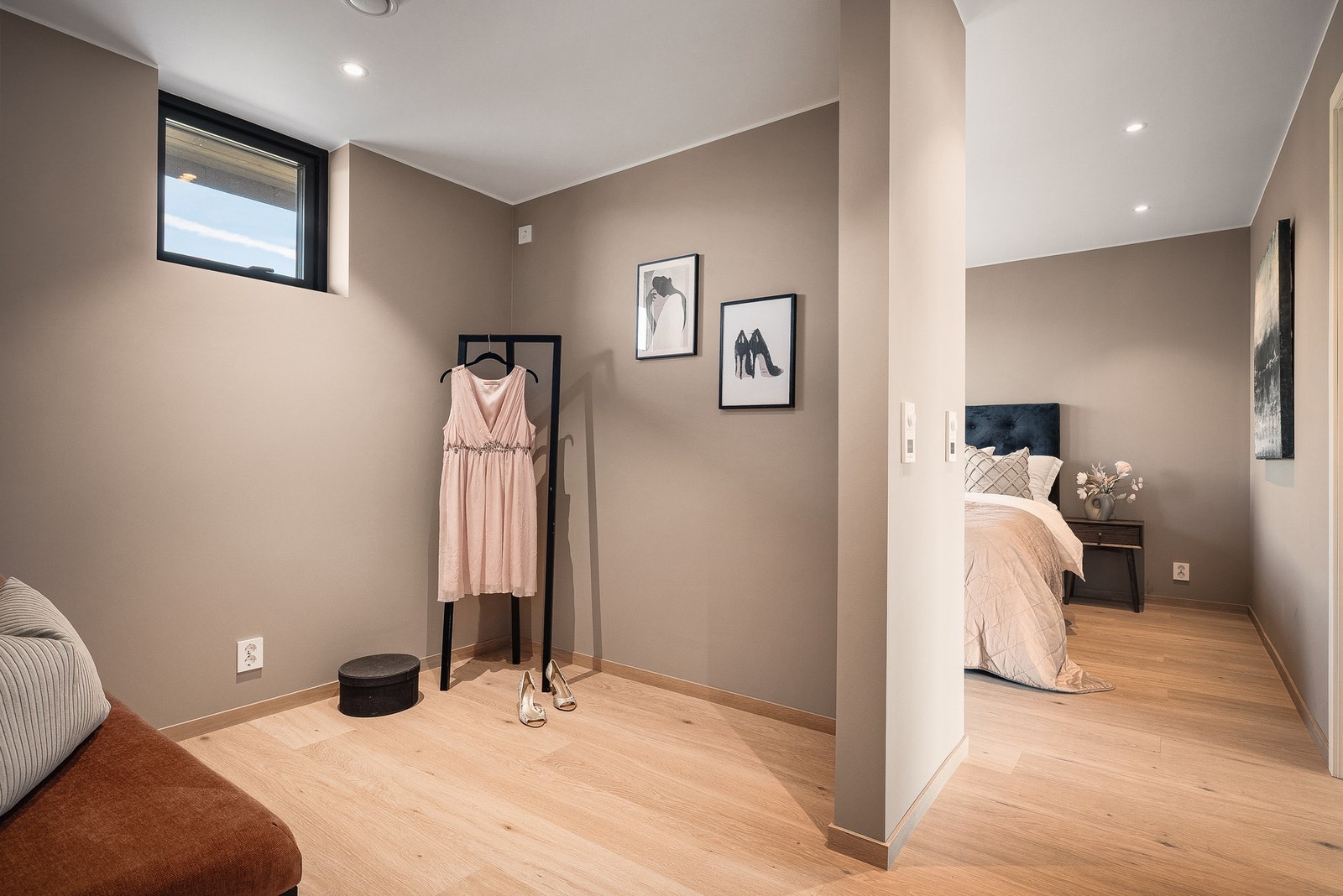 Romslig walk-in garderobe. Galleribilde