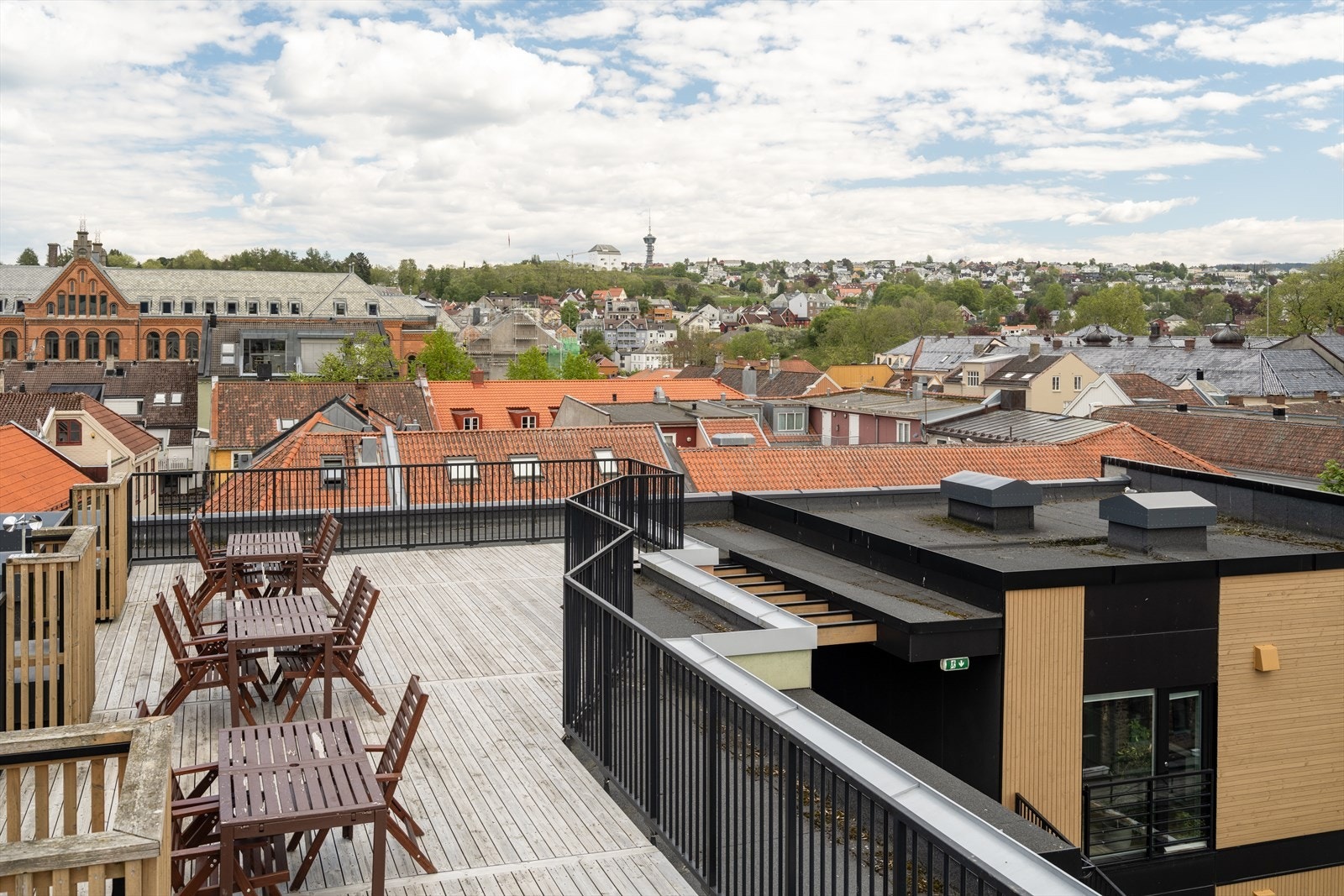 Sameiet byr på en felles takterrasse, som på sommeren er møblert med sittegrupper. Denne kan fritt brukes av beboerne i sameie. Galleribilde