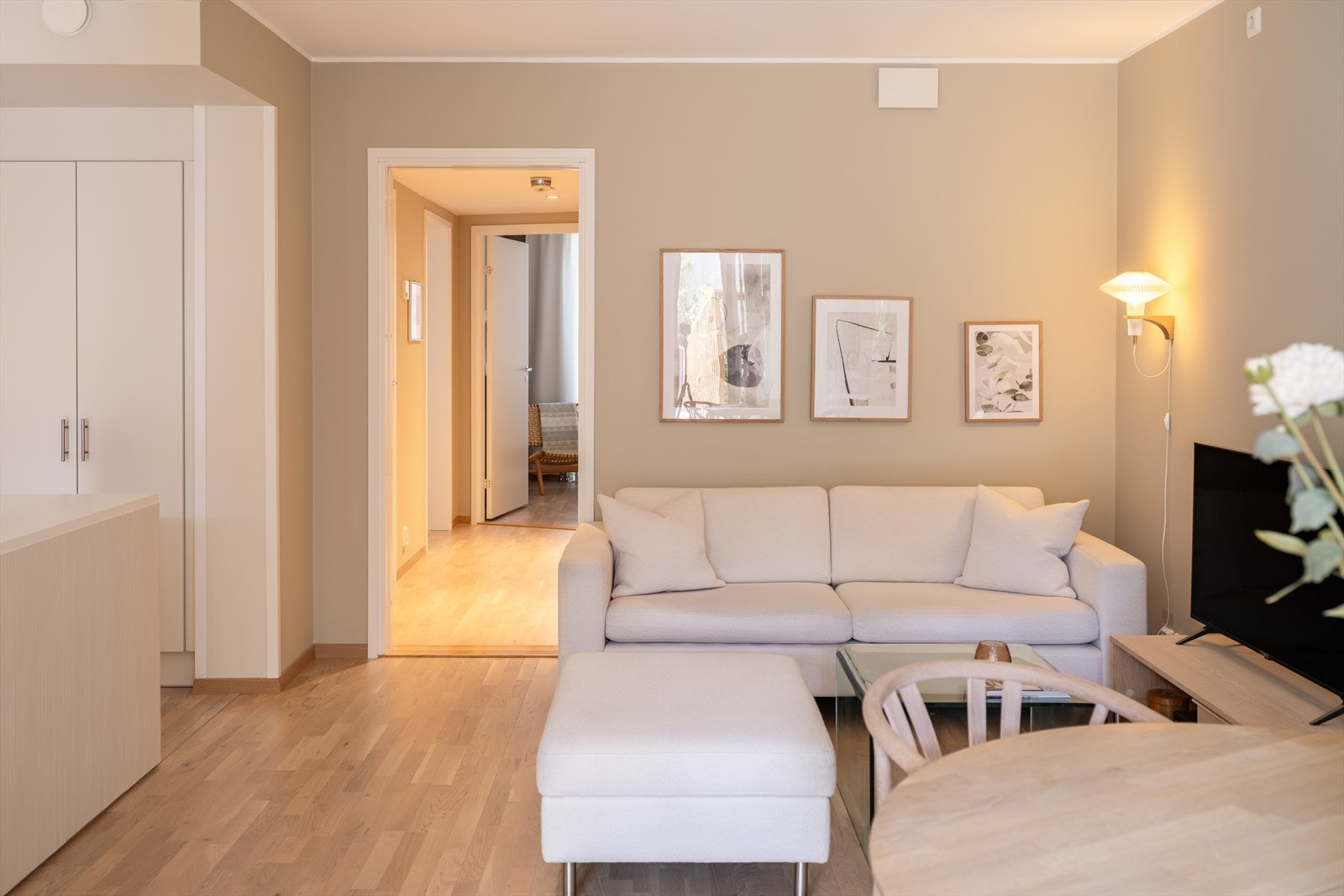 Leilighetens 65m² har en god planløsning med romslig innvendig bod, og gjennomgående hvitlasert eik parkett og flis i entre og bad. Galleribilde