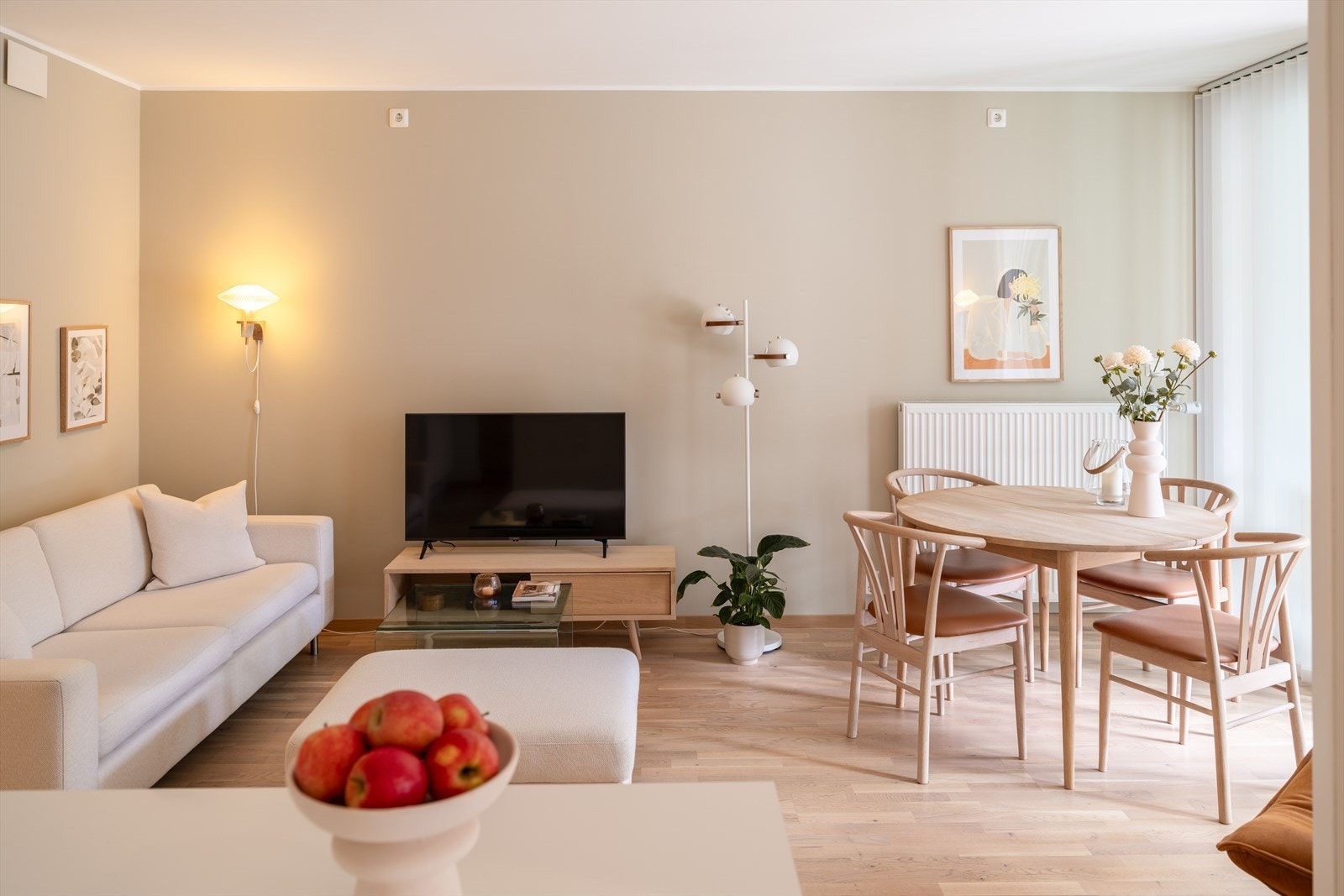 Leiligheten byr på moderne standard med heis, vannbåren varme, balansert ventilasjon og tilstandsgrad 1 på alle punkter. Galleribilde