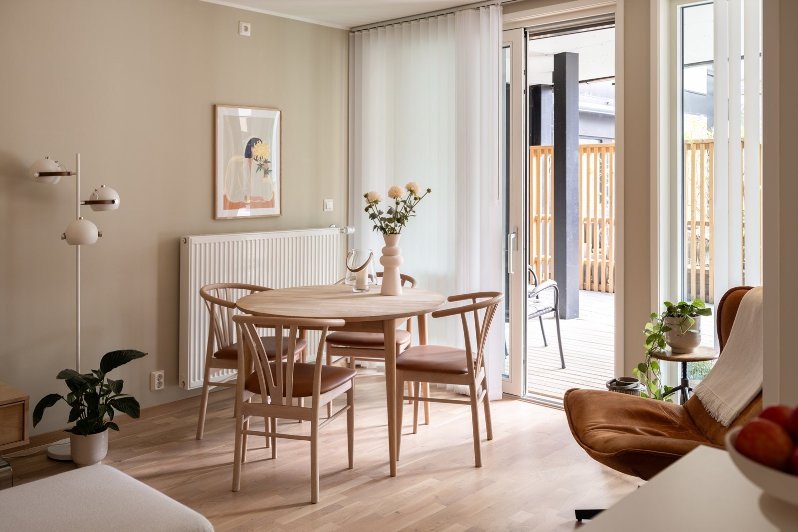 Til tross for den sentrale plasseringen i Trondheim sentrum, ligger leiligheten skjermet, med terrasse mot privat bakgård. Galleribilde