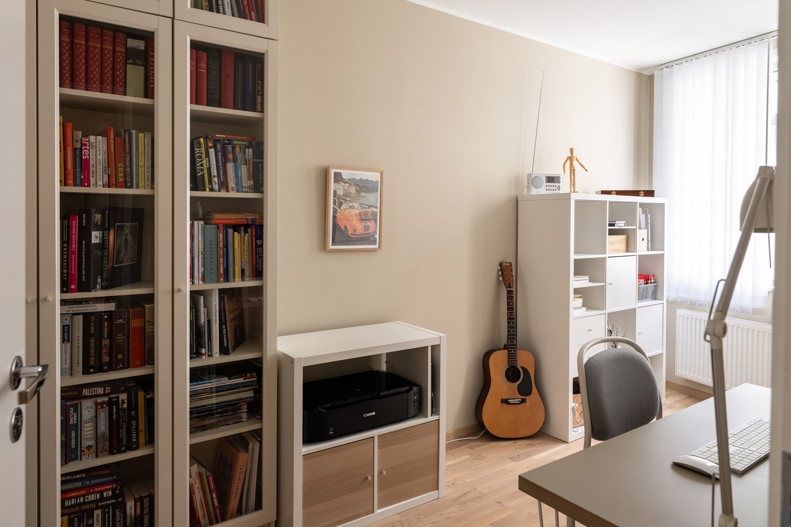 Soverom nummer 2 er 9m². Lameller i vinduene medfølger. Galleribilde