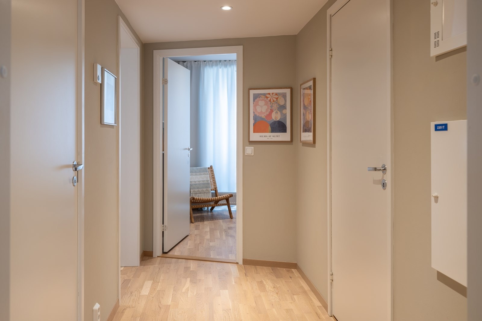 Lys mellomgang med inngang til soverommene, bad og innvendig bod. Galleribilde