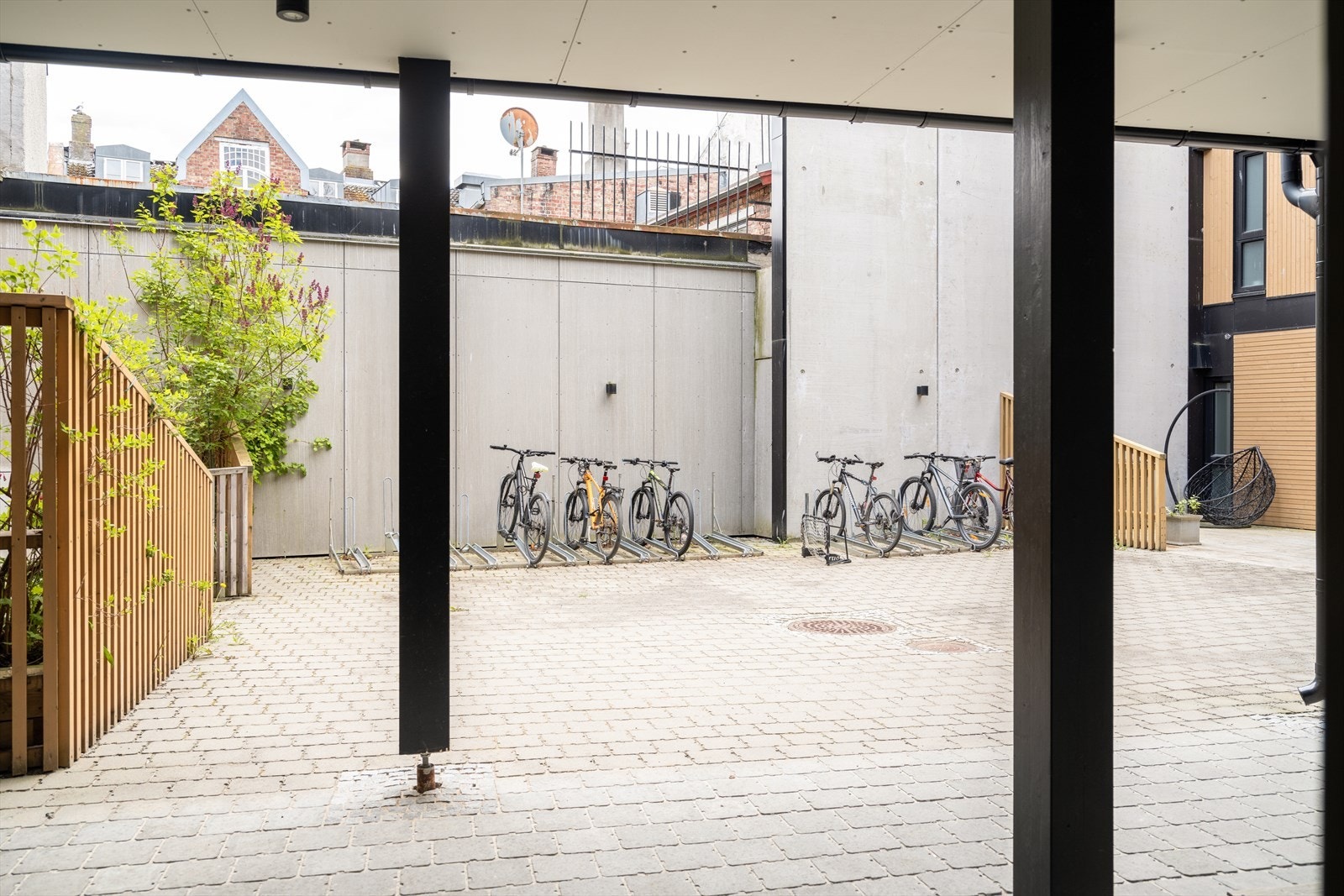 Det er praktisk port-telefon og felles sykkelparkering i bakgården, samt søppelbod og postkasser i portrommet. Galleribilde
