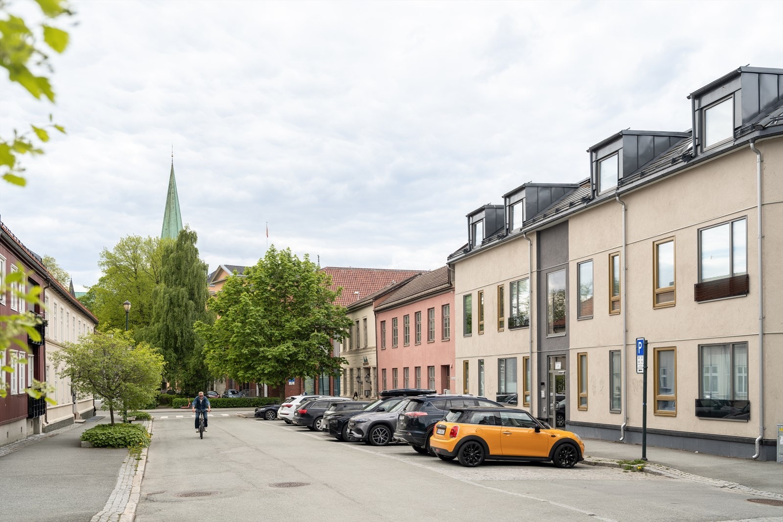 Om du vil ut å spise, gå en tur langs Nidelven, ta en kaffe, eller ta bussen til andre bydeler, er alt innenfor 3 minutters gange. Galleribilde
