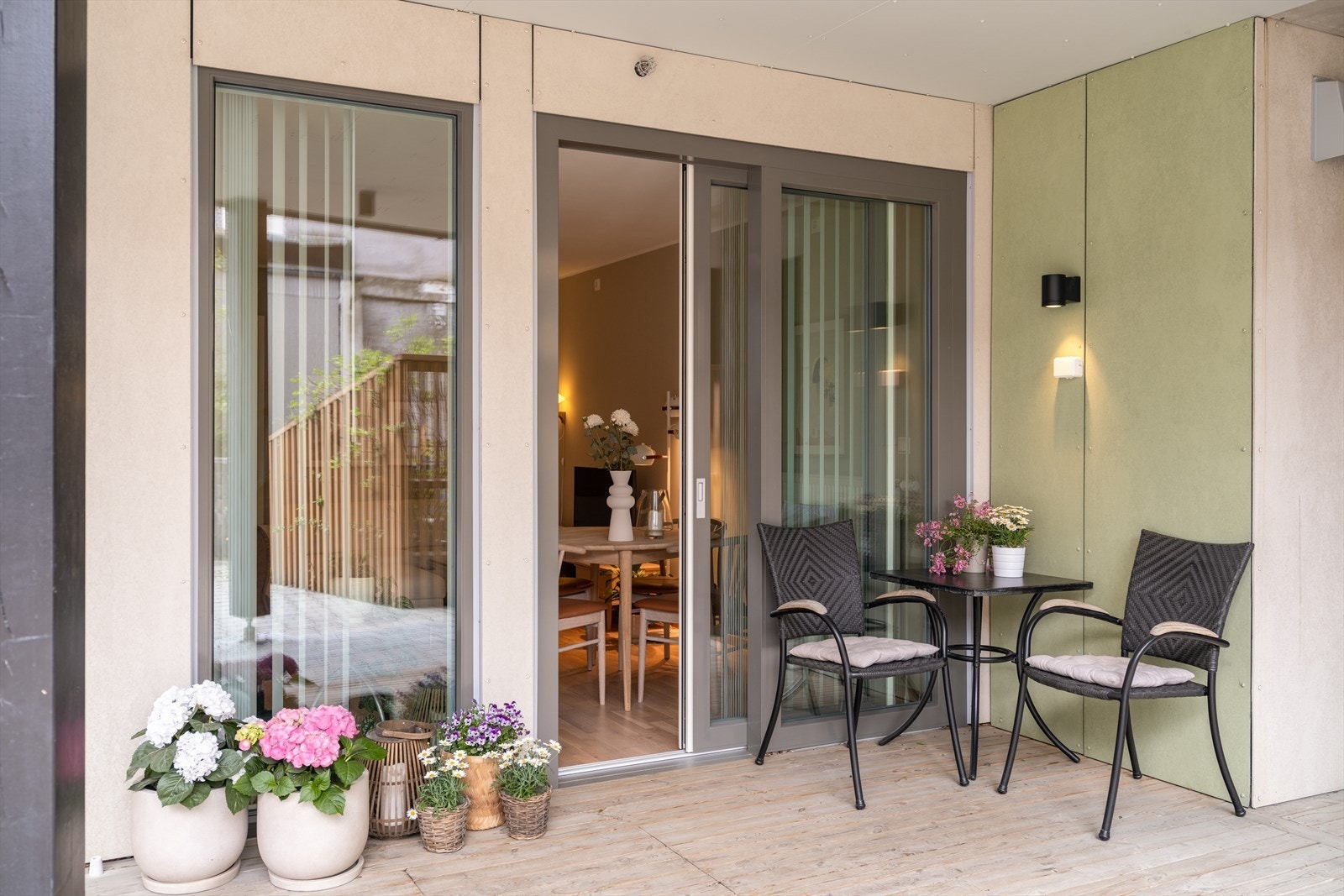 Leiligheten har skyvedør ut til terrasse rett utenfor egen inngangsdør. Galleribilde