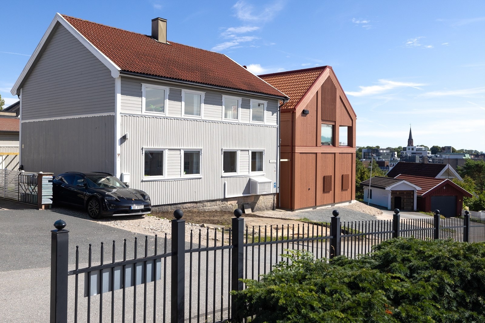 Eiendommen ligger i et rolig og attraktivt boligområde. Parkeringen tilhører naboseksjonen. Galleribilde