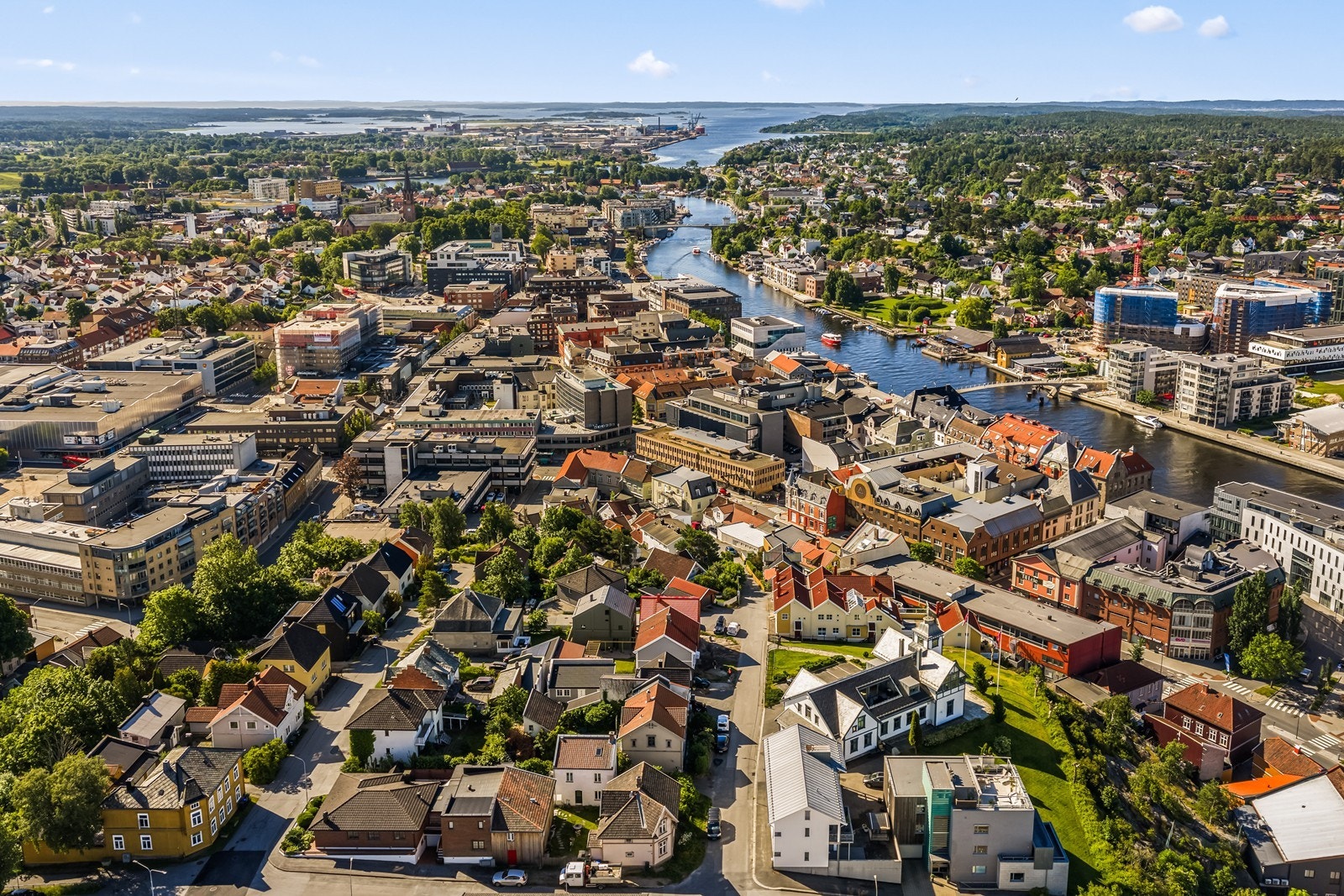 Det er velfungerende soneparkering for beboere på St.Hansfjellet. Ellers ligger inngangen til St. Hansfjellet p-hus like nedi gata, om man ønsker å parkere i garasje for kortere eller lengre perioder. Galleribilde