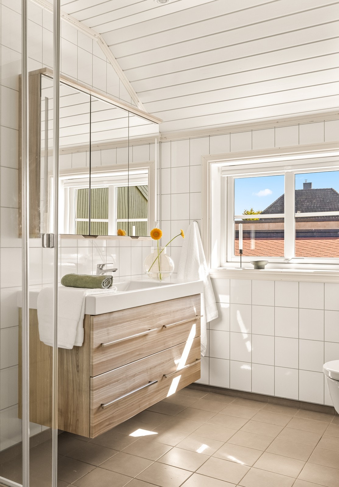 Badet fra cirka 2016 har et tidløst uttrykk med lyse fliser og moderne innredning. Galleribilde